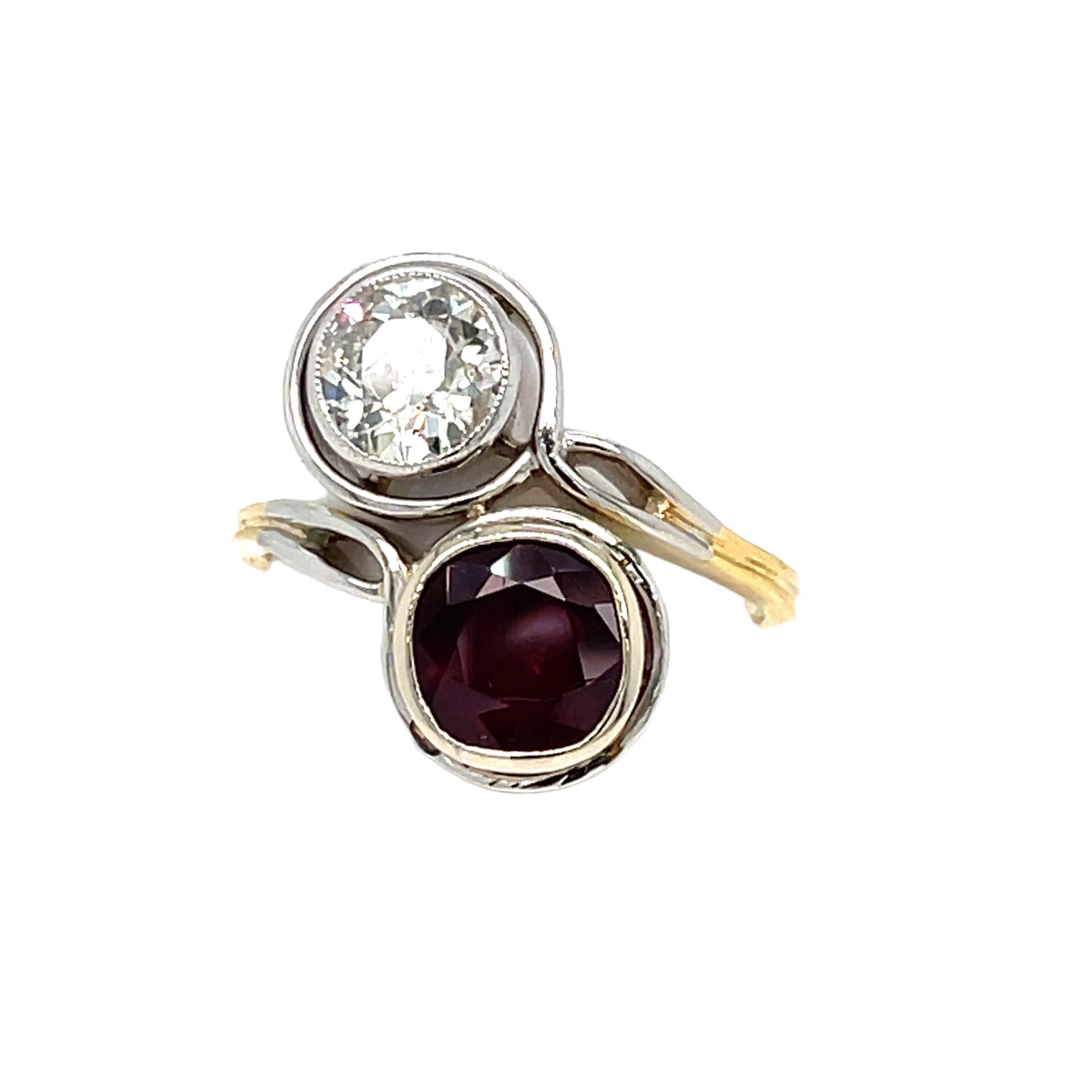 A beautiful 18k gold and Platinum 'Vous et Moi' ring set with an old mine cut diamond weighing approx. 1.00 cts H-I color Vs and a natural Ruby weighing approx ct 1,50. Circa 1930

CONDITION: Pre-owned - Excellent 
METAL: 18k Gold and Platinum
GEM