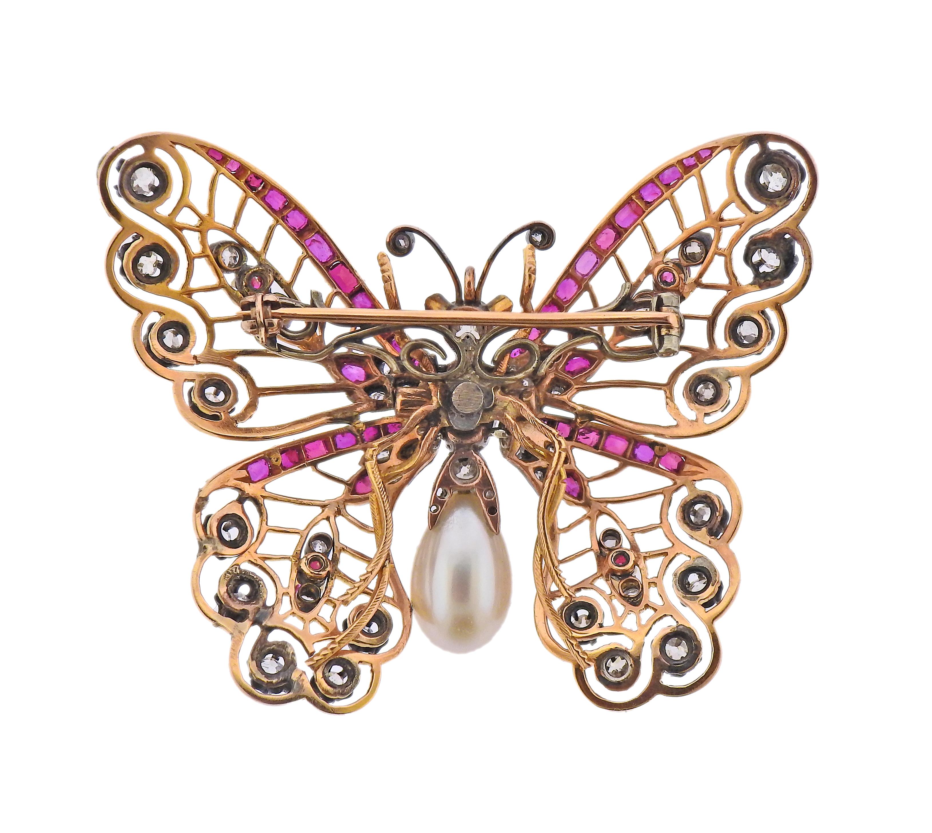 Große antike Schmetterlingsbrosche, gefasst in 18 Karat Gold und Silber, verziert mit Diamanten im Rosenschliff, Rubinen und einer Perle. Die Brosche misst 50 mm x 58 mm. Gewicht - 24,8 Gramm.