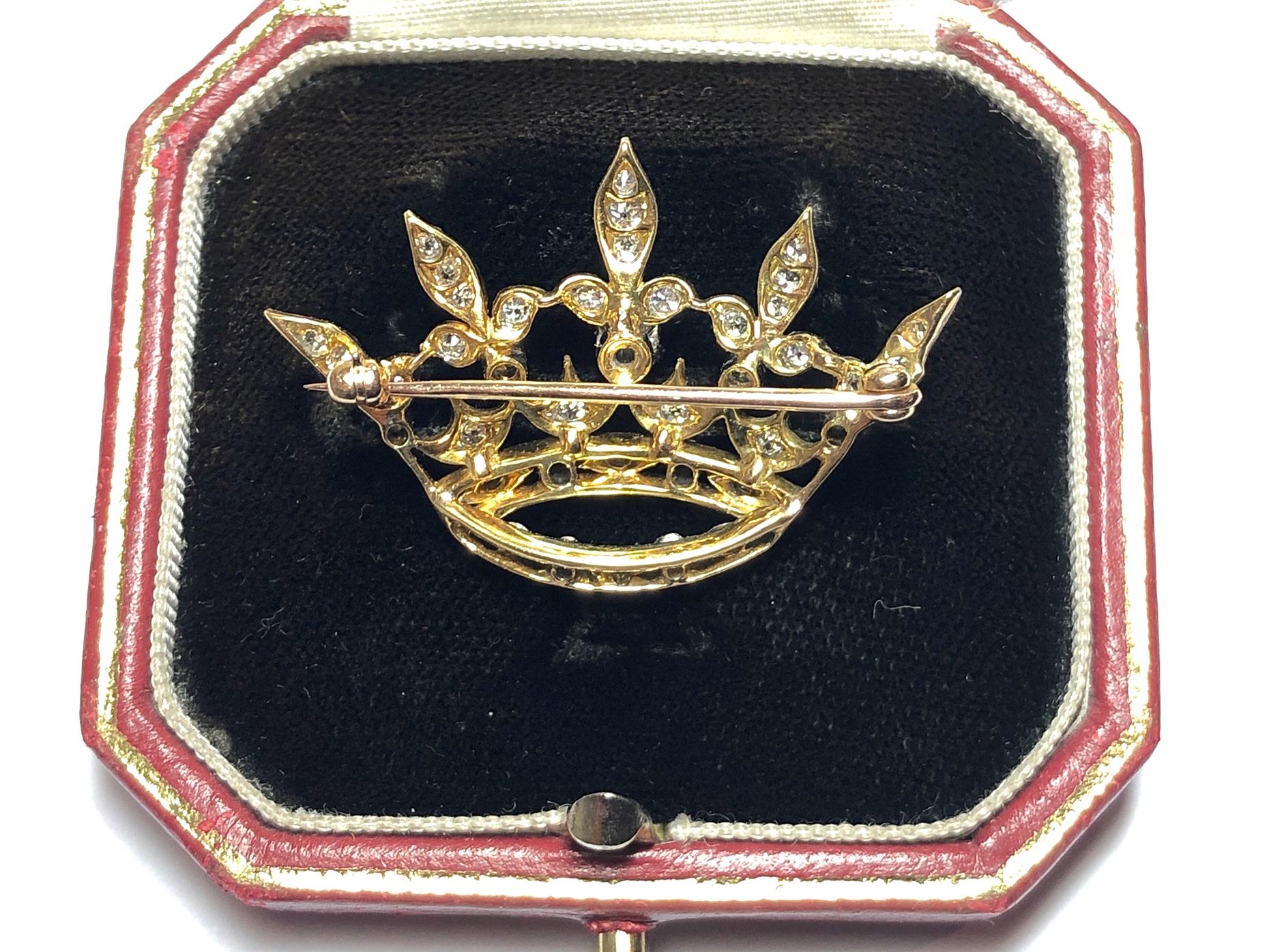 Antique Diamond, Platinum And Gold Crown Brooch, Circa 1915 In Good Condition For Sale In London, GB