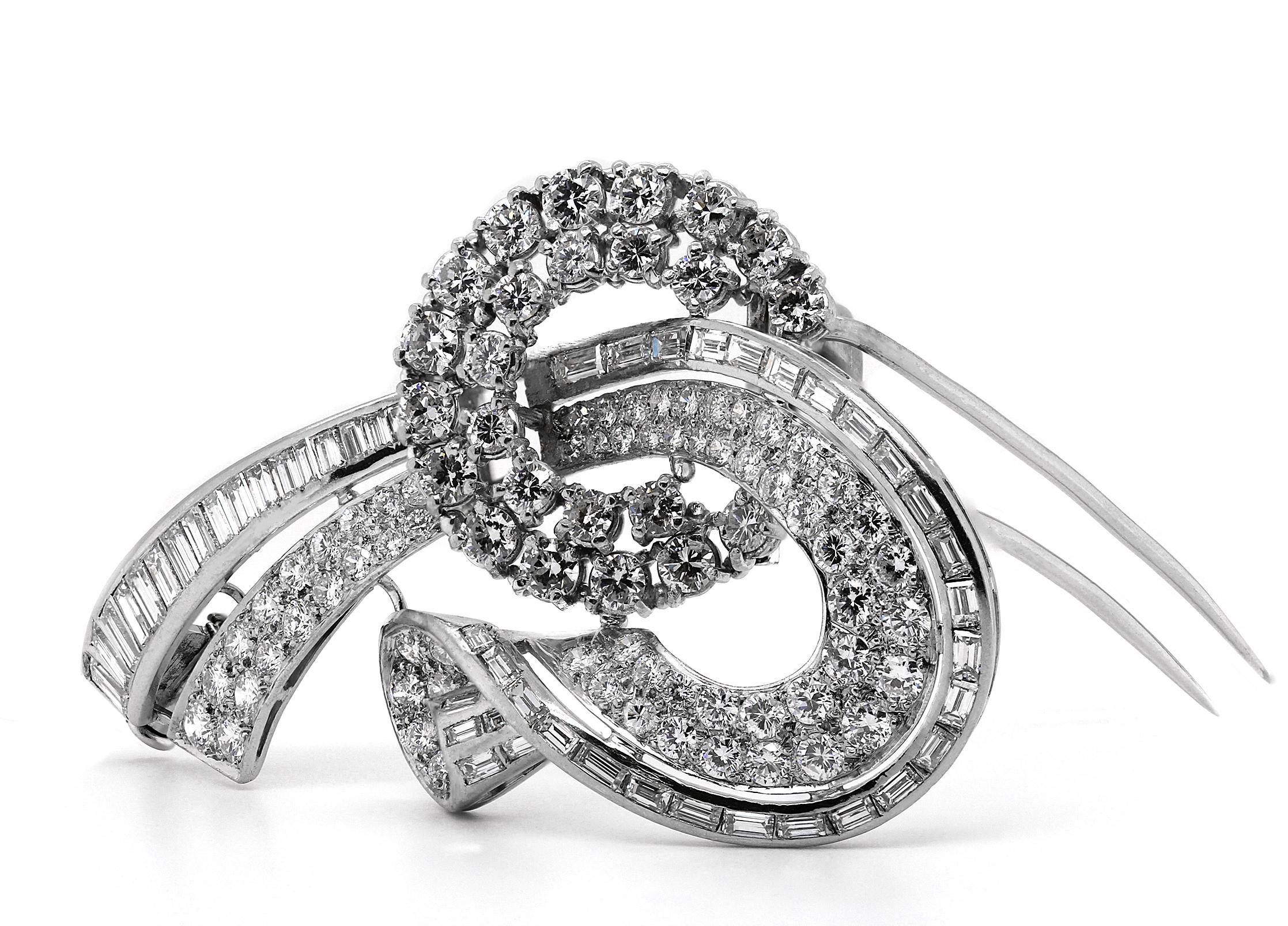 Taille brillant Broche vintage rétro en platine avec ruban et couronne circulaire en diamants anciens en vente