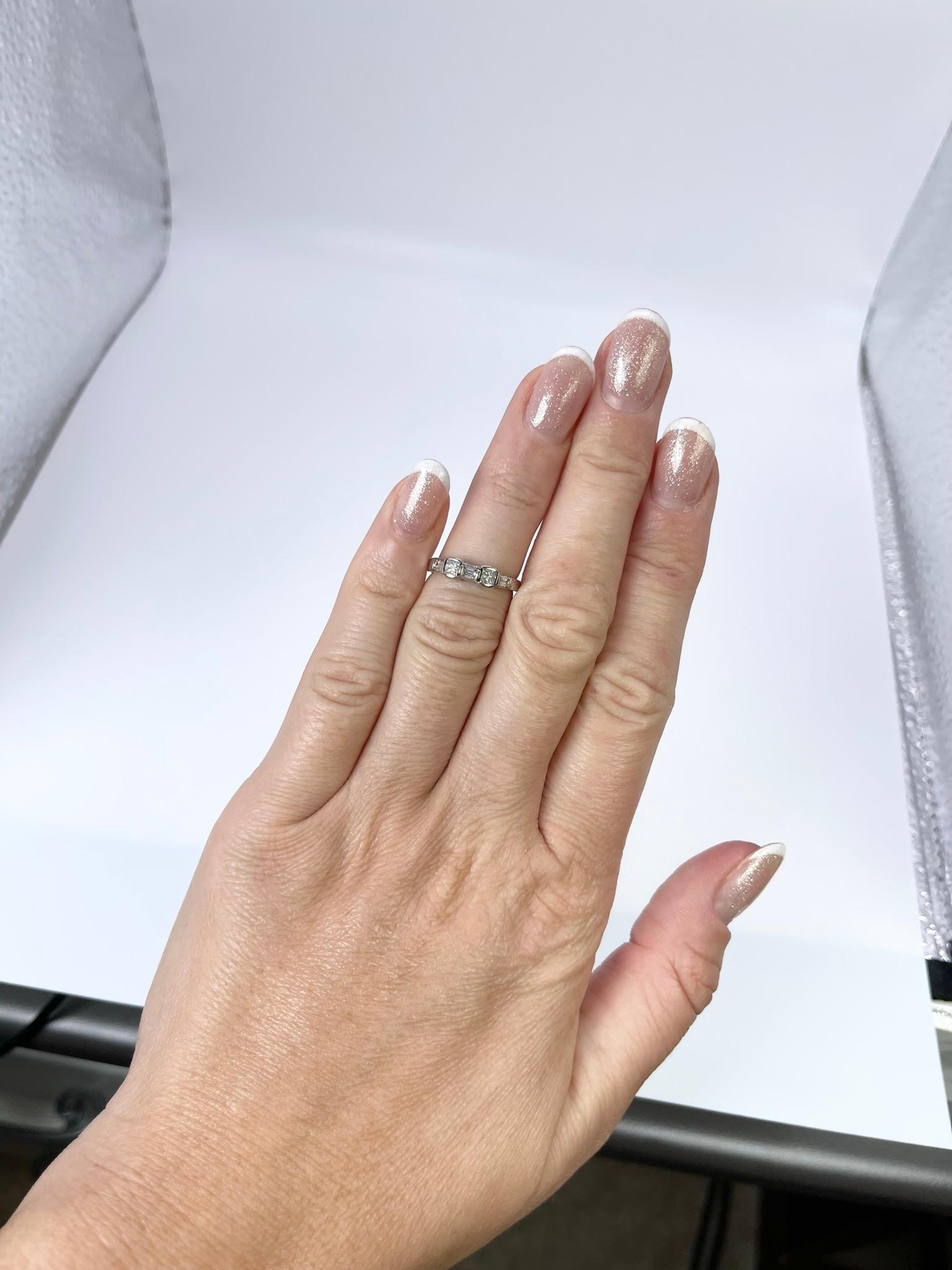 Antiker Diamantring 14kt Weigold Prinzessin-Diamantring mit Baguette-Diamant im Zustand „Gut“ im Angebot in Jupiter, FL