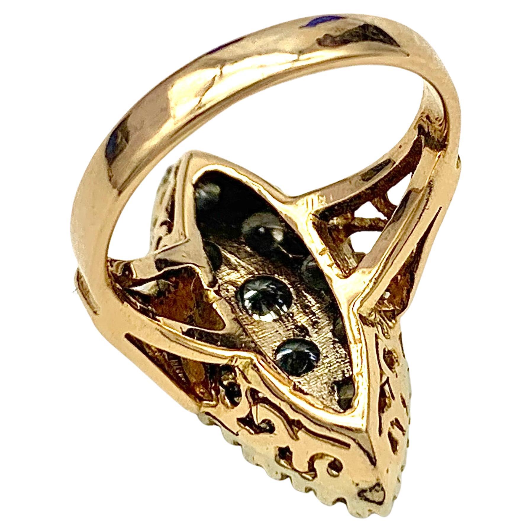 Dieser Ring wurde in den 1880er Jahren aus 18 Karat Rot- und Gelbgold hergestellt. Der Ringkopf aus Gelbgold ist mit 12 runden Diamanten im Altschliff besetzt. Die schöne Ringgalerie ist durchbrochen ausgeführt  Die rotgoldenen Ringschultern sind