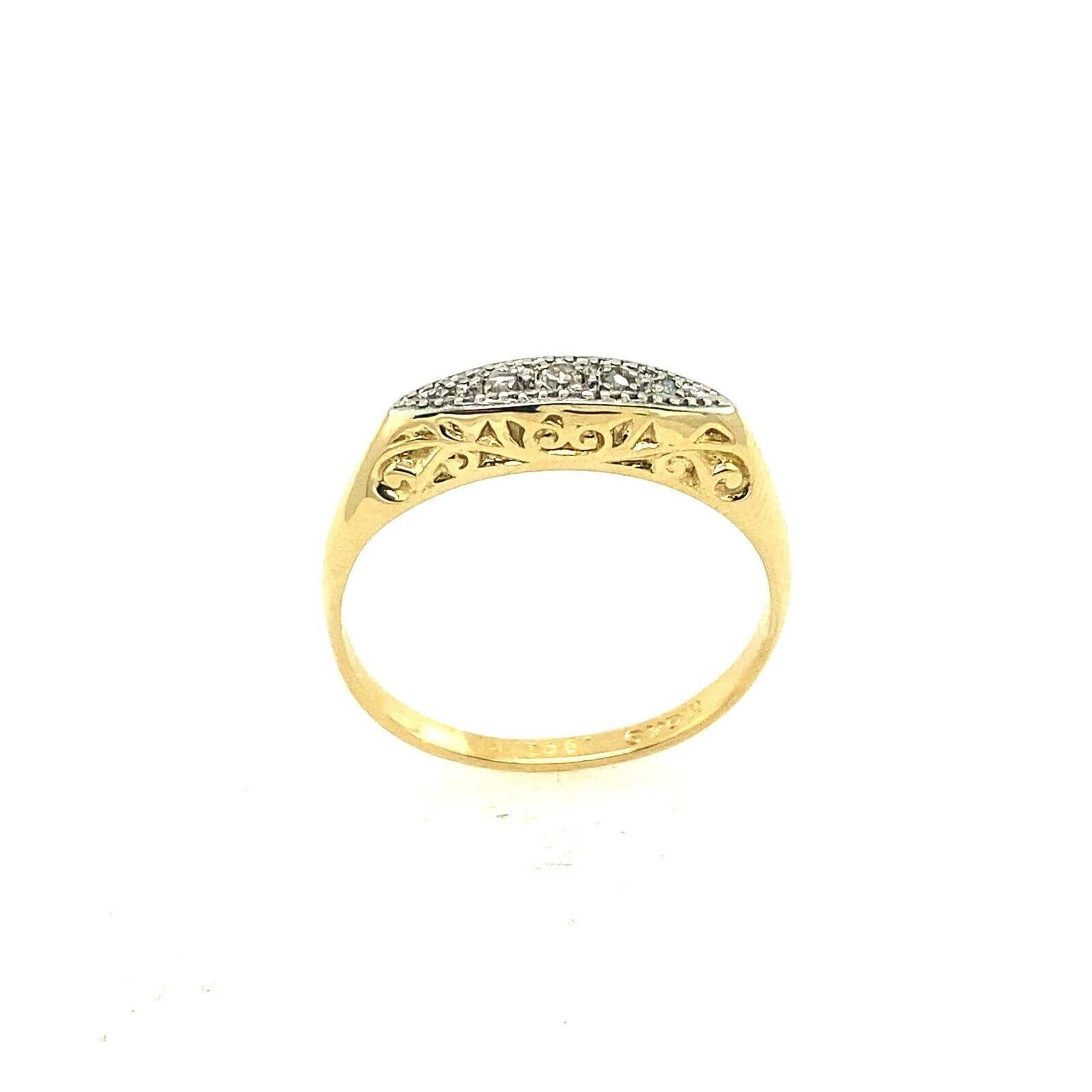 Dieser schöne Diamantring im antiken Stil aus 18 Karat Gelb und Platin ist perfekt für jeden Anlass. Der Ring hat insgesamt 0,05ct Diamanten im Altschliff und ist mit handgravierten Kanten versehen.

Zusätzliche Informationen:
Gesamtgewicht der