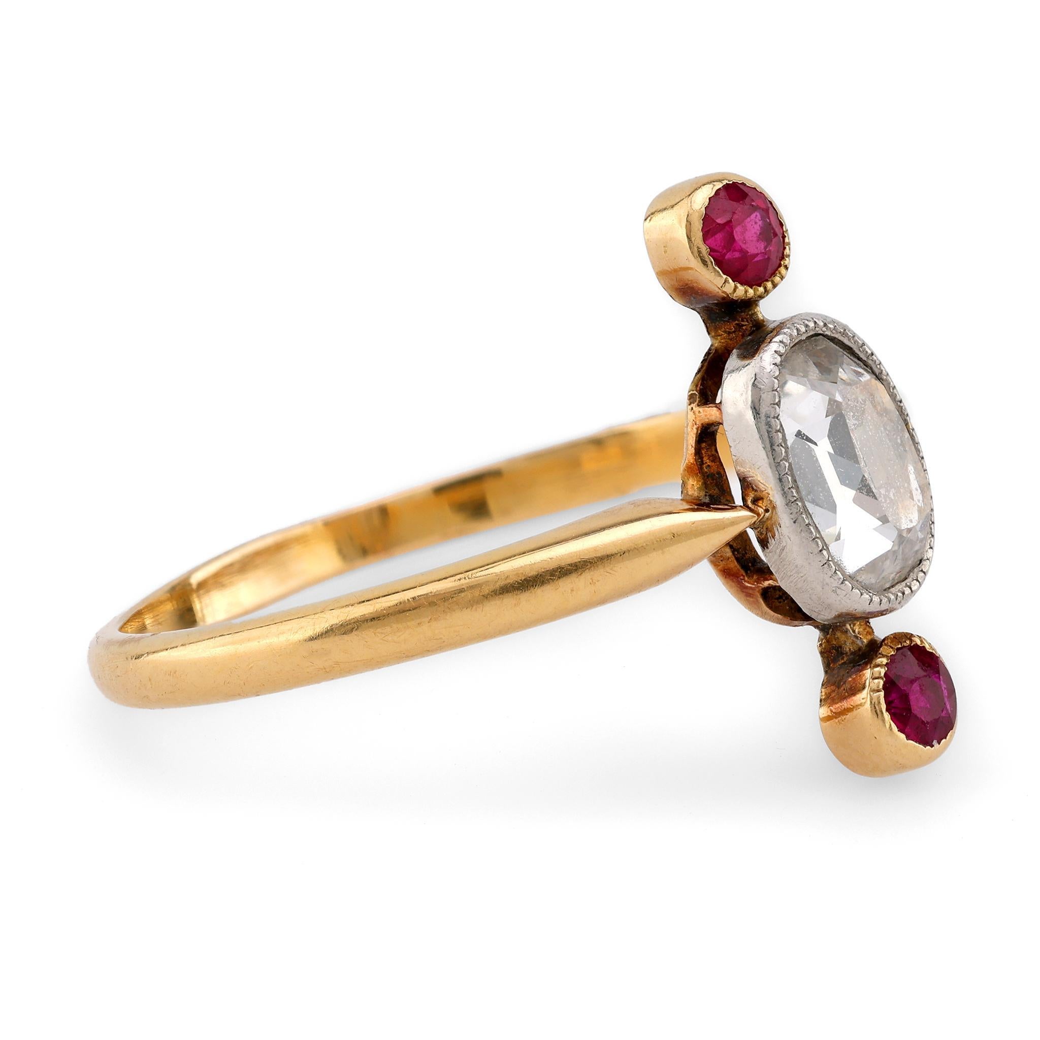 Anillo antiguo de tres piedras de oro amarillo de 14 quilates con diamante y rubí Talla antigua