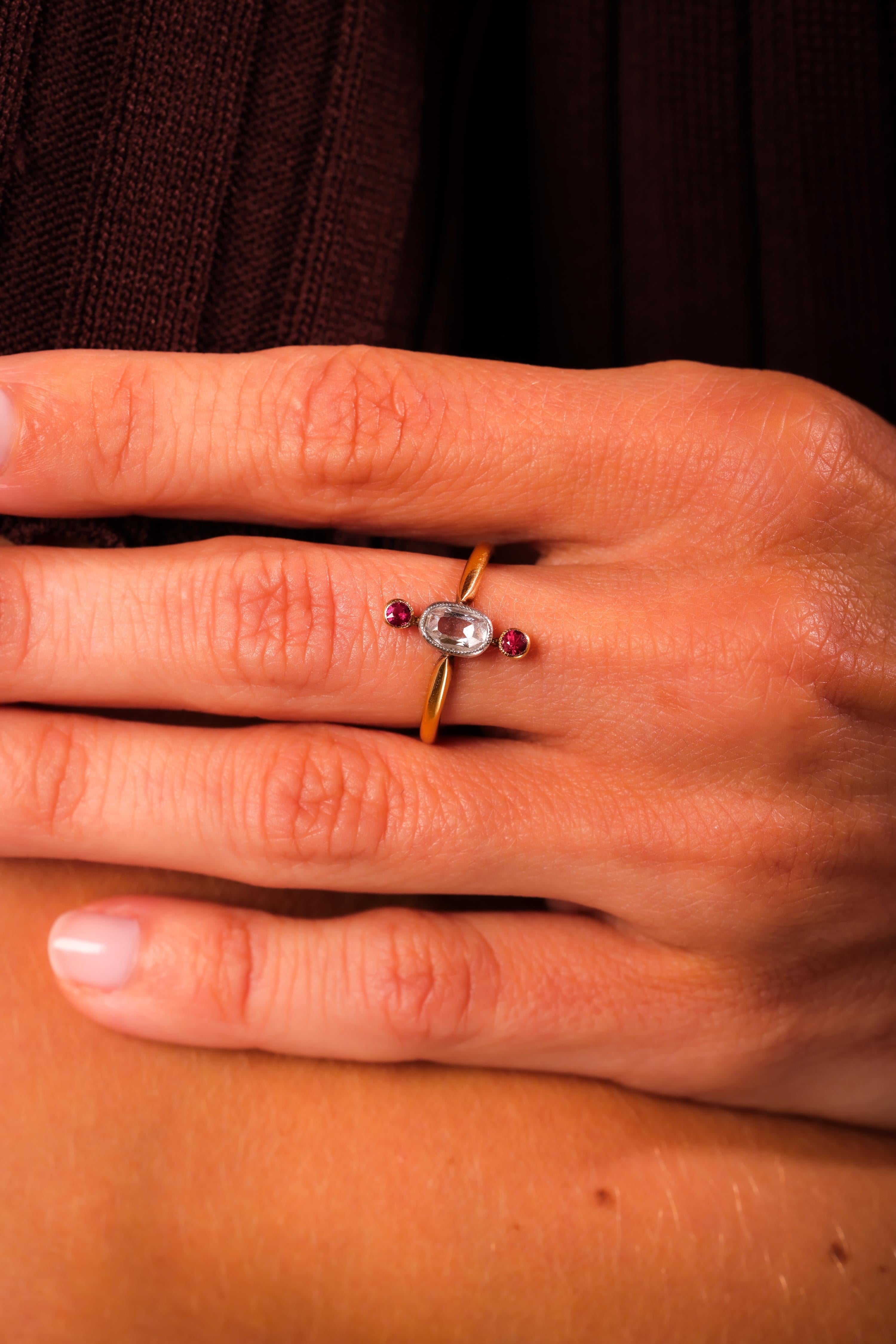 Anillo antiguo de tres piedras de oro amarillo de 14 quilates con diamante y rubí en Excelente Estado en Beverly Hills, CA