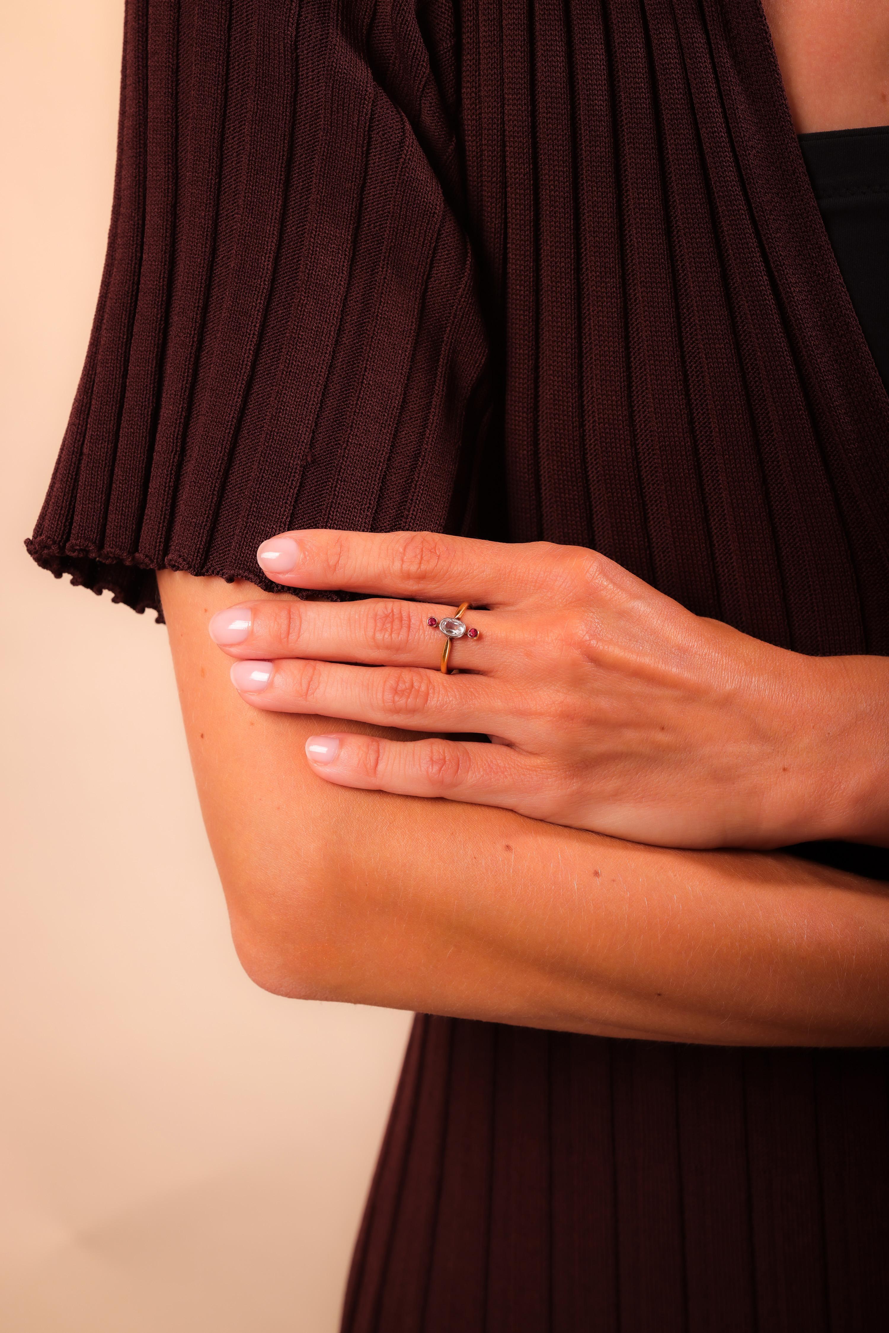 Antiker Diamant-Rubin-Ring aus 14 Karat Gelbgold mit drei Steinen im Zustand „Hervorragend“ in Beverly Hills, CA