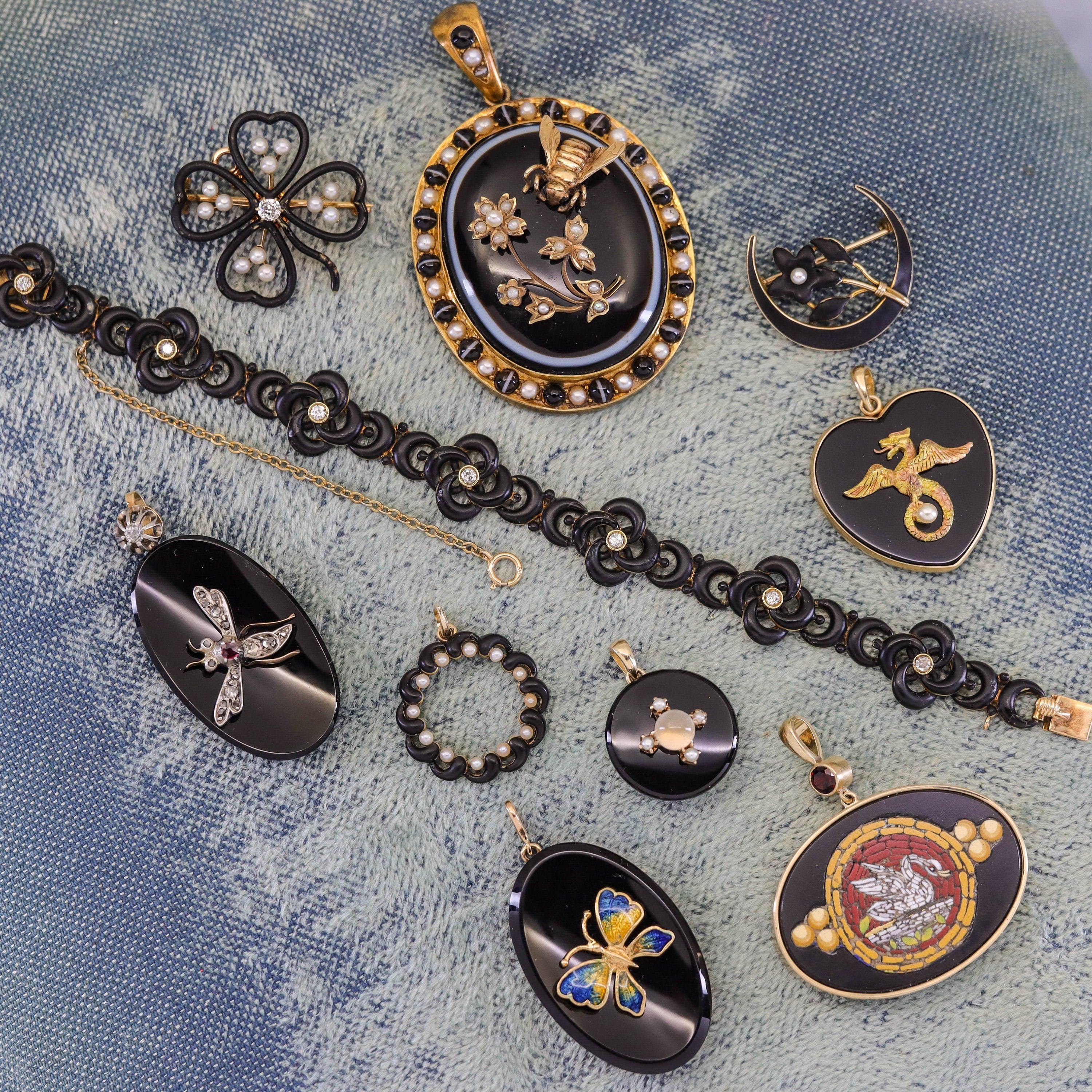Pendentif ancien en or 14k avec diamant, rubis et onyx en forme d'insecte en vente 2