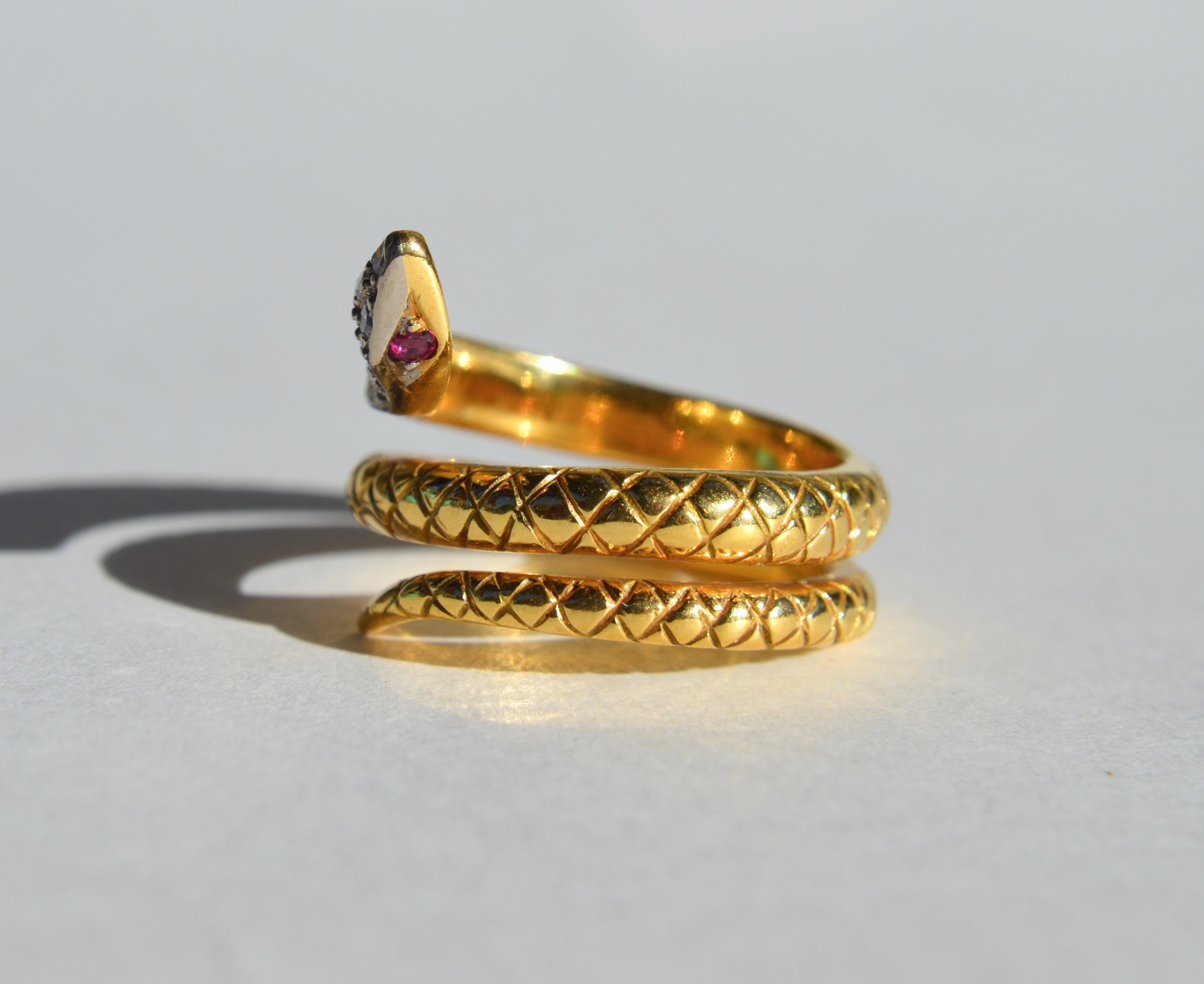 Round Cut Antique Diamond Ruby Art Deco 18 Karat Gold Snake Ring
