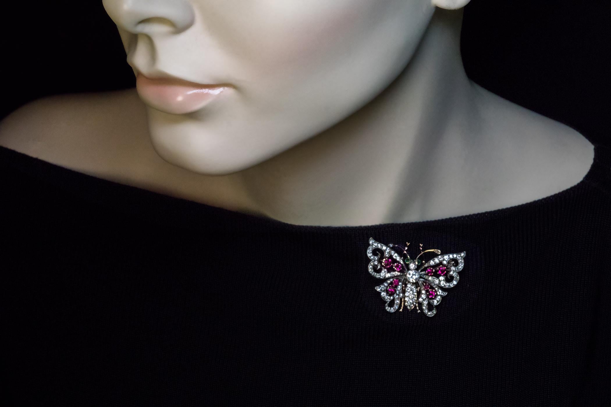 Antike antike Schmetterlingsbrosche mit Diamant, Rubin und Smaragd  (Belle Époque) im Angebot