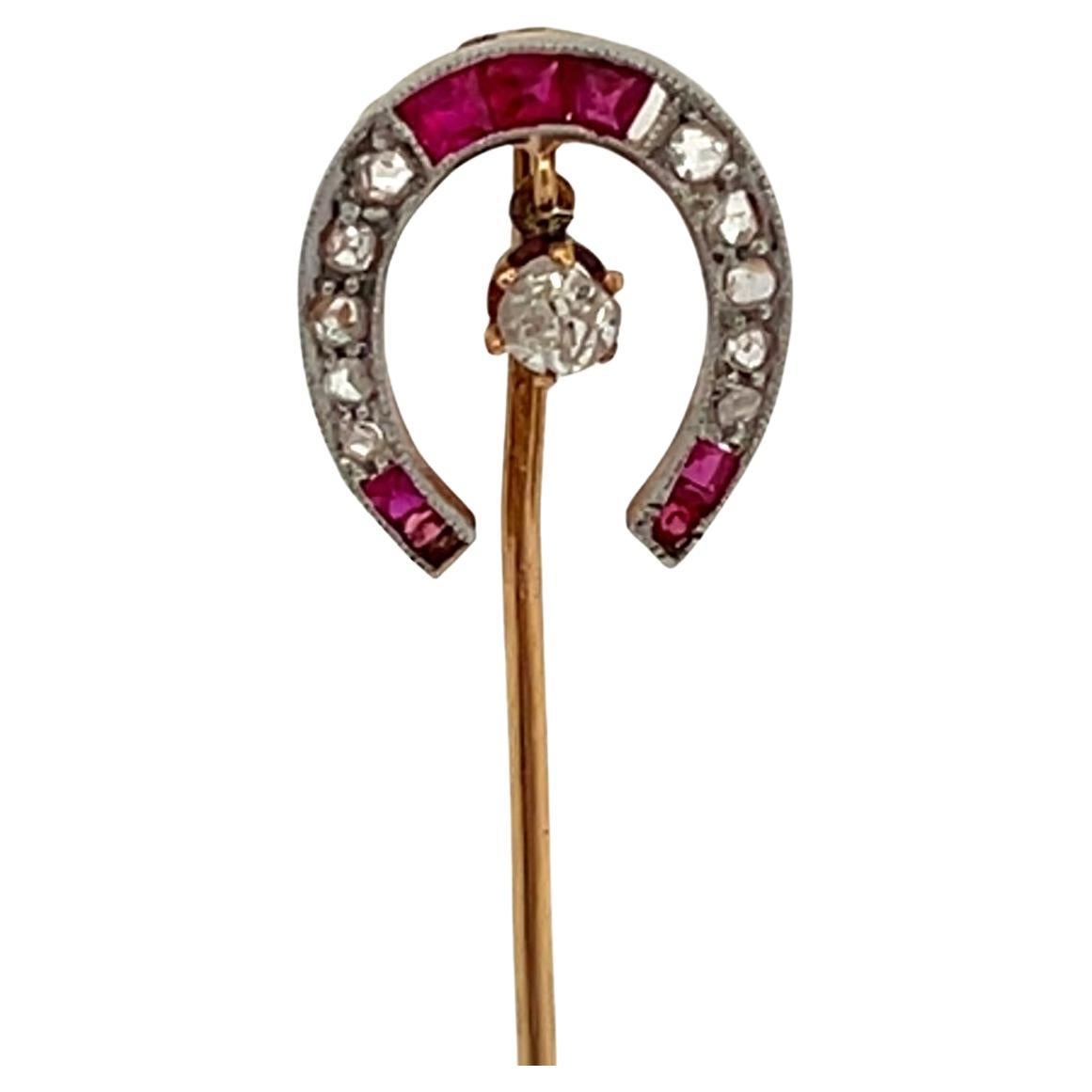 Antiguo alfiler de bastón de herradura con diamantes y rubíes