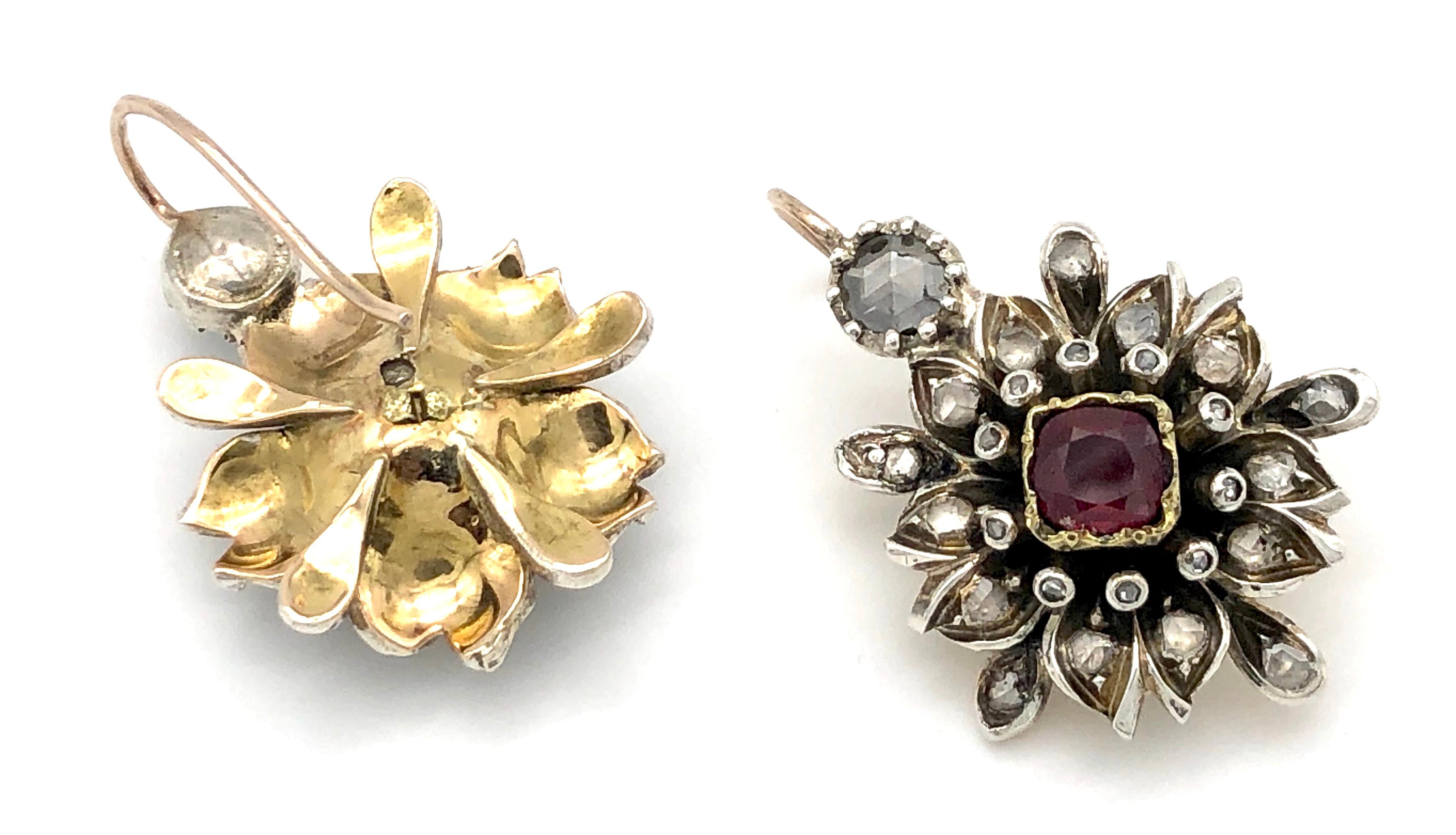 Taille vieille Europe Boucles d'oreilles en goutte anciennes en forme de fleur en or 14 carats avec diamants, rubis et argent en vente