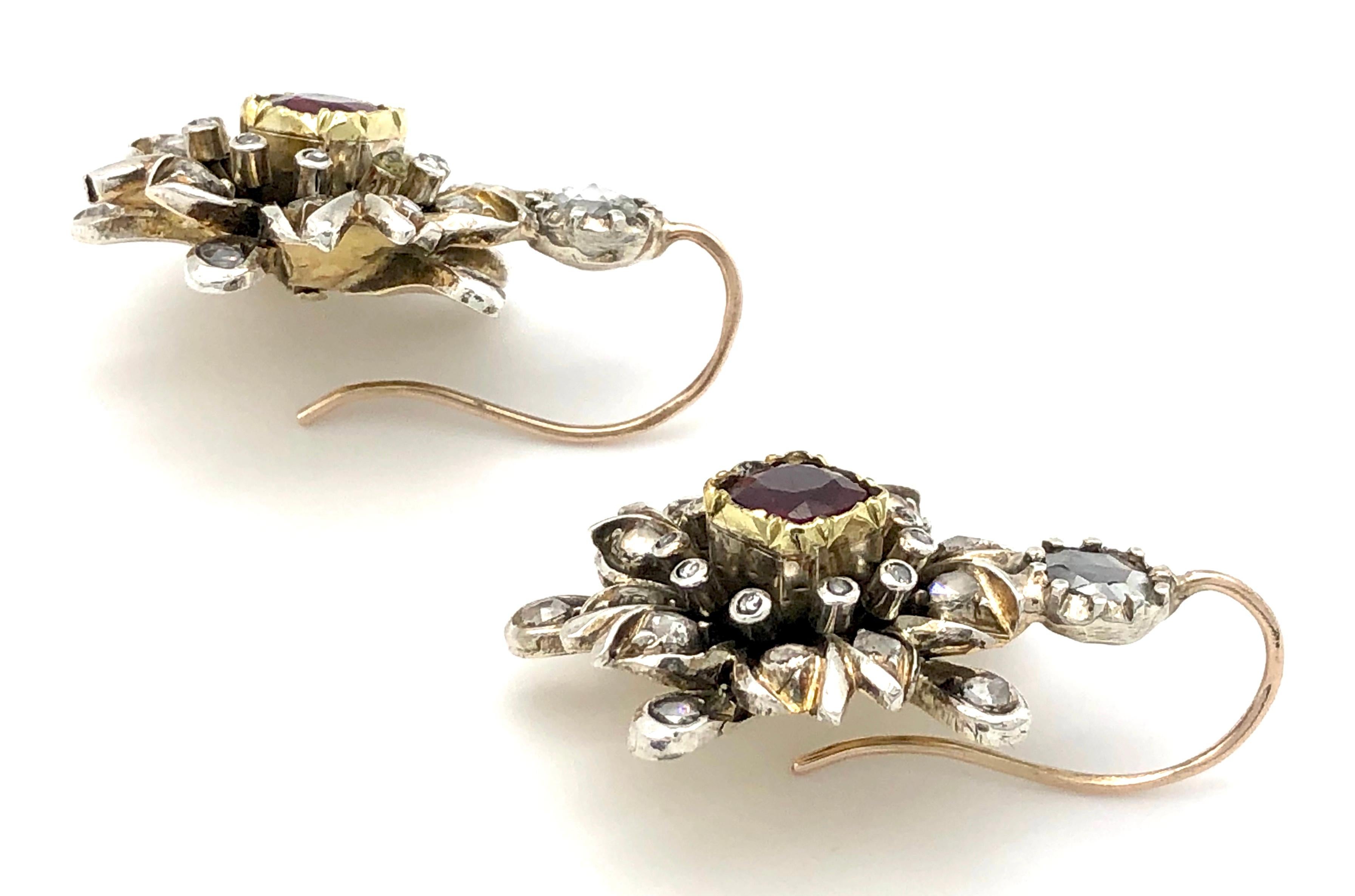 Boucles d'oreilles en goutte anciennes en forme de fleur en or 14 carats avec diamants, rubis et argent Bon état - En vente à Munich, Bavaria