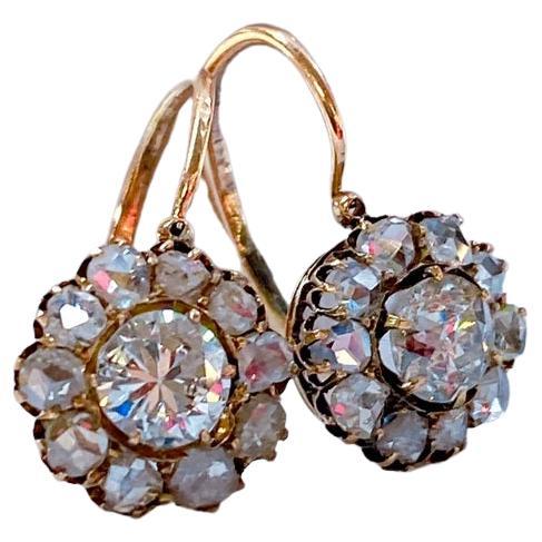 Boucles d'oreilles anciennes en or russe 14k centrées sur un diamant taille ancienne avec un diamètre de 5mm poids estimé de 0.50 carats flanqué de plus petits diamants taille rose longueur totale des boucles d'oreilles 2cm et diamètre de la tête