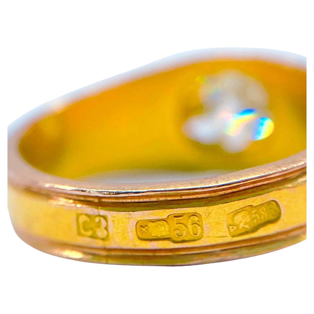 Bague solitaire russe ancienne en or 14k centrée avec un diamant taille mine ancienne avec un poids estimé de 0.70 carats dans une monture détaillée en or jaune. La bague a été fabriquée à Oddesa 1910/1917.c salle de l'ère impériale russe marquée 56