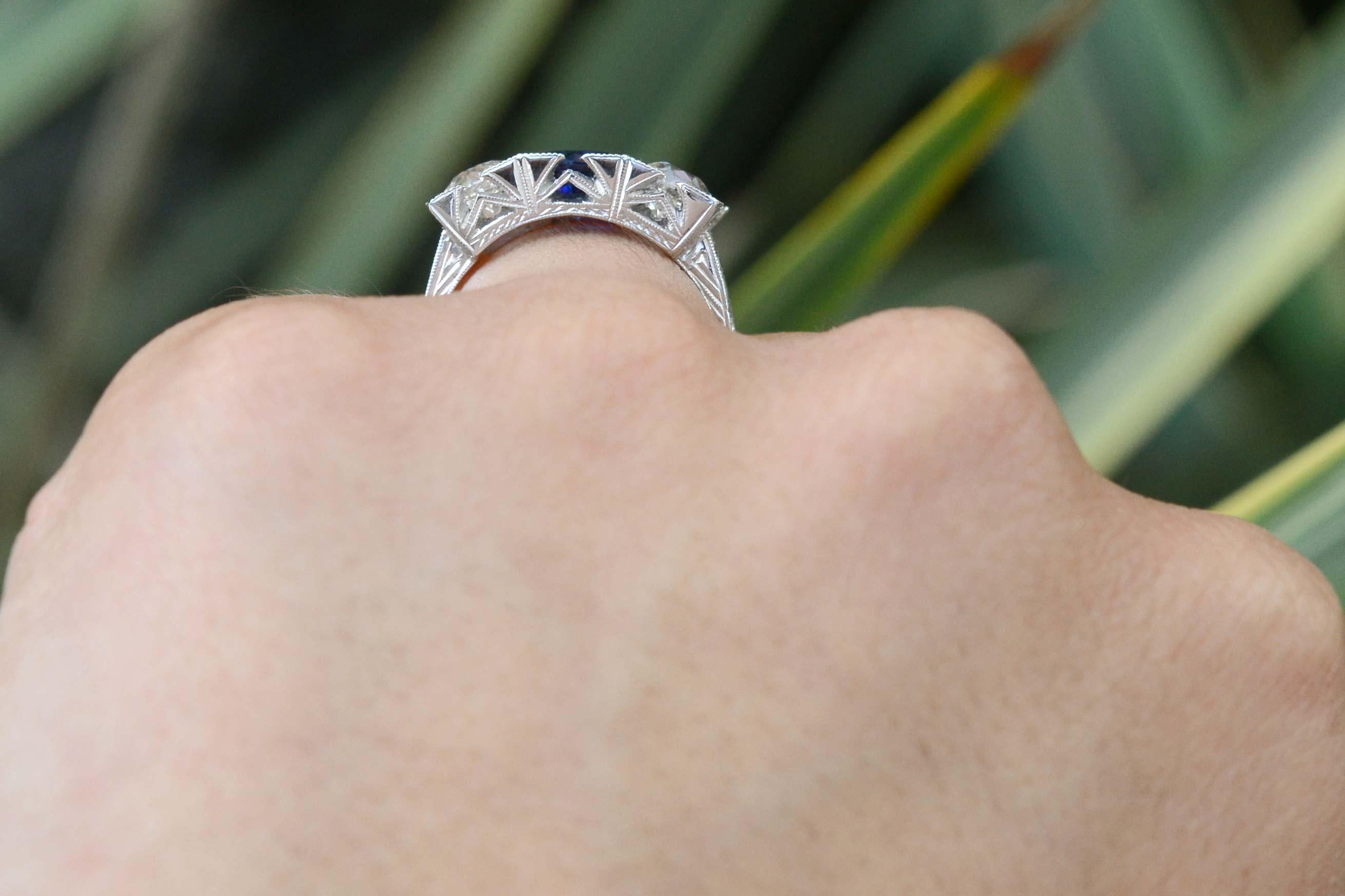Antiker Diamant-Saphir-Verlobungsring mit 3 Steinen und Gravur (Rundschliff) im Angebot
