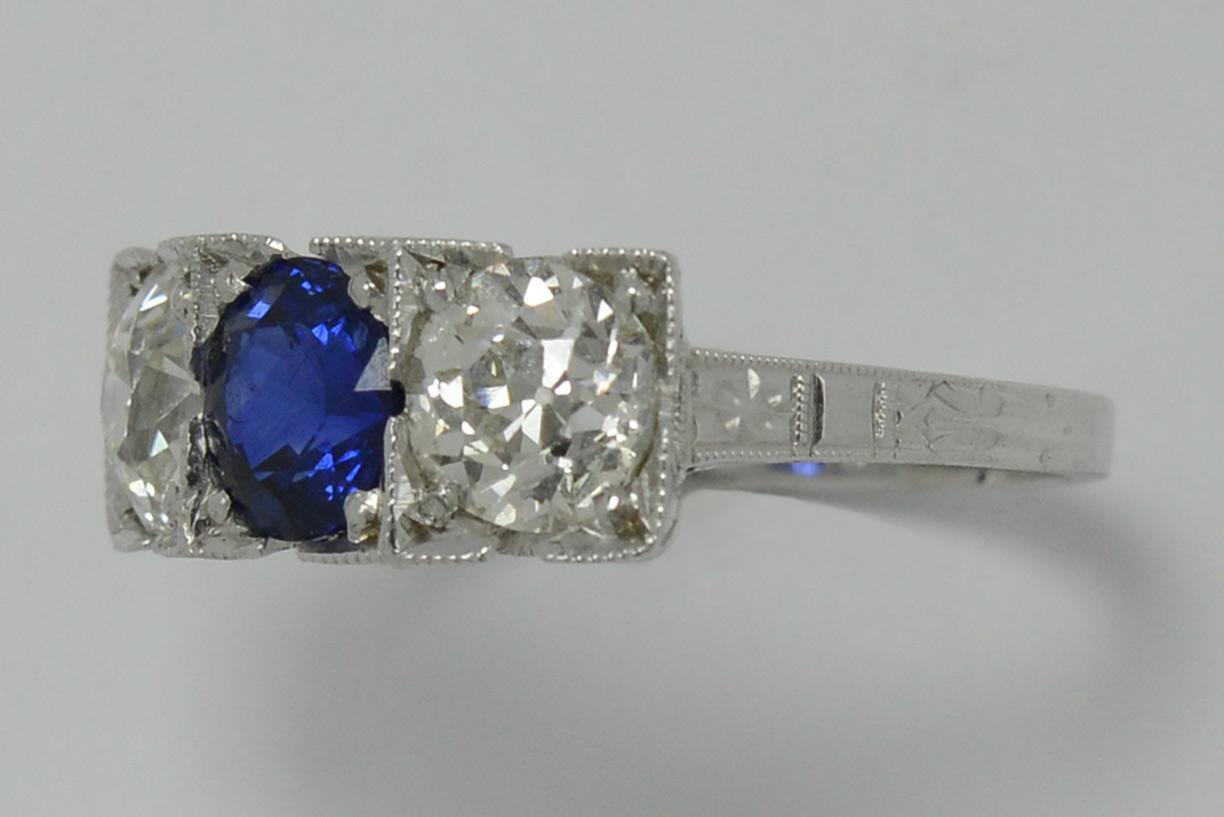 Antiker Diamant-Saphir-Verlobungsring mit 3 Steinen und Gravur im Zustand „Gut“ im Angebot in Santa Barbara, CA