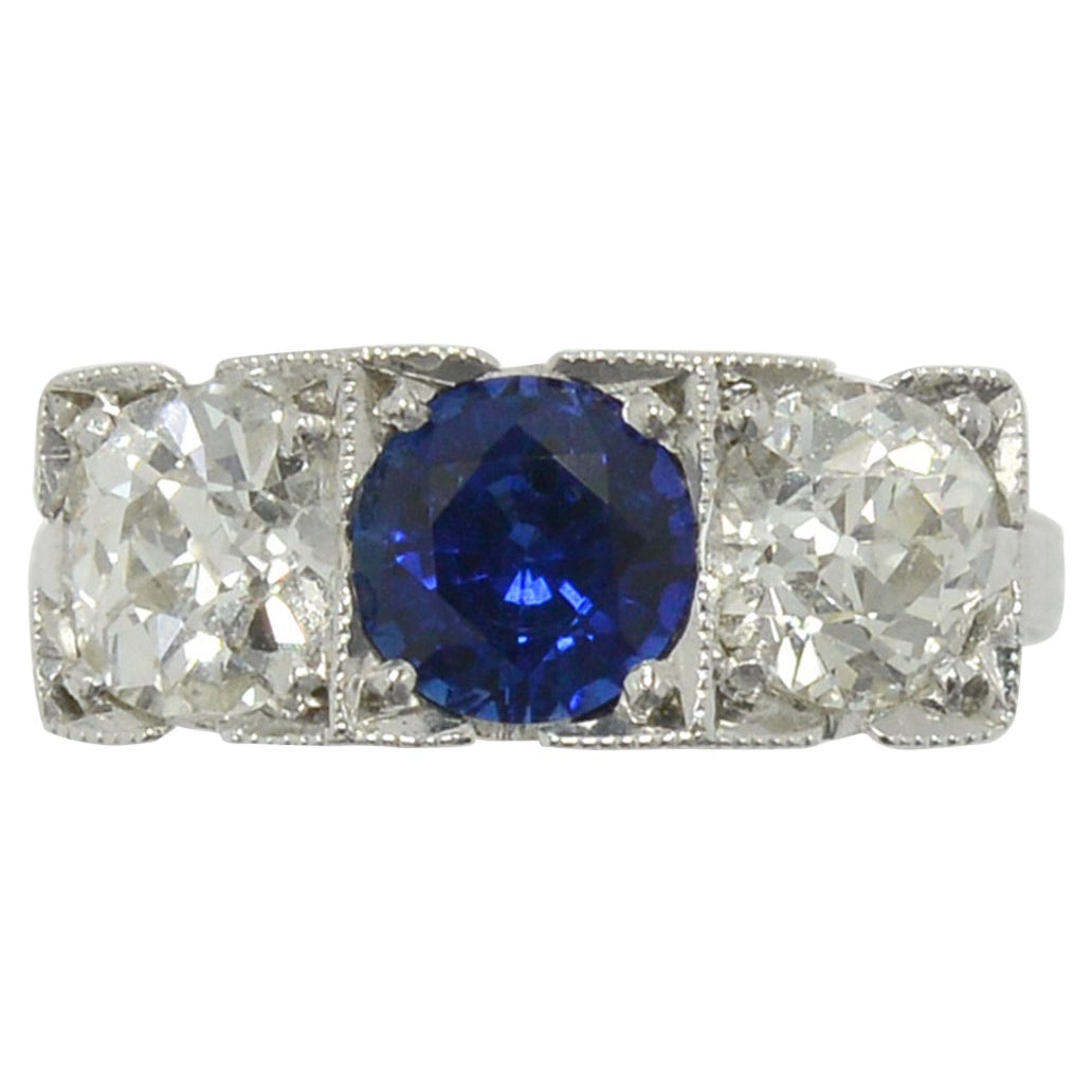 Antiker Diamant-Saphir-Verlobungsring mit 3 Steinen und Gravur im Angebot