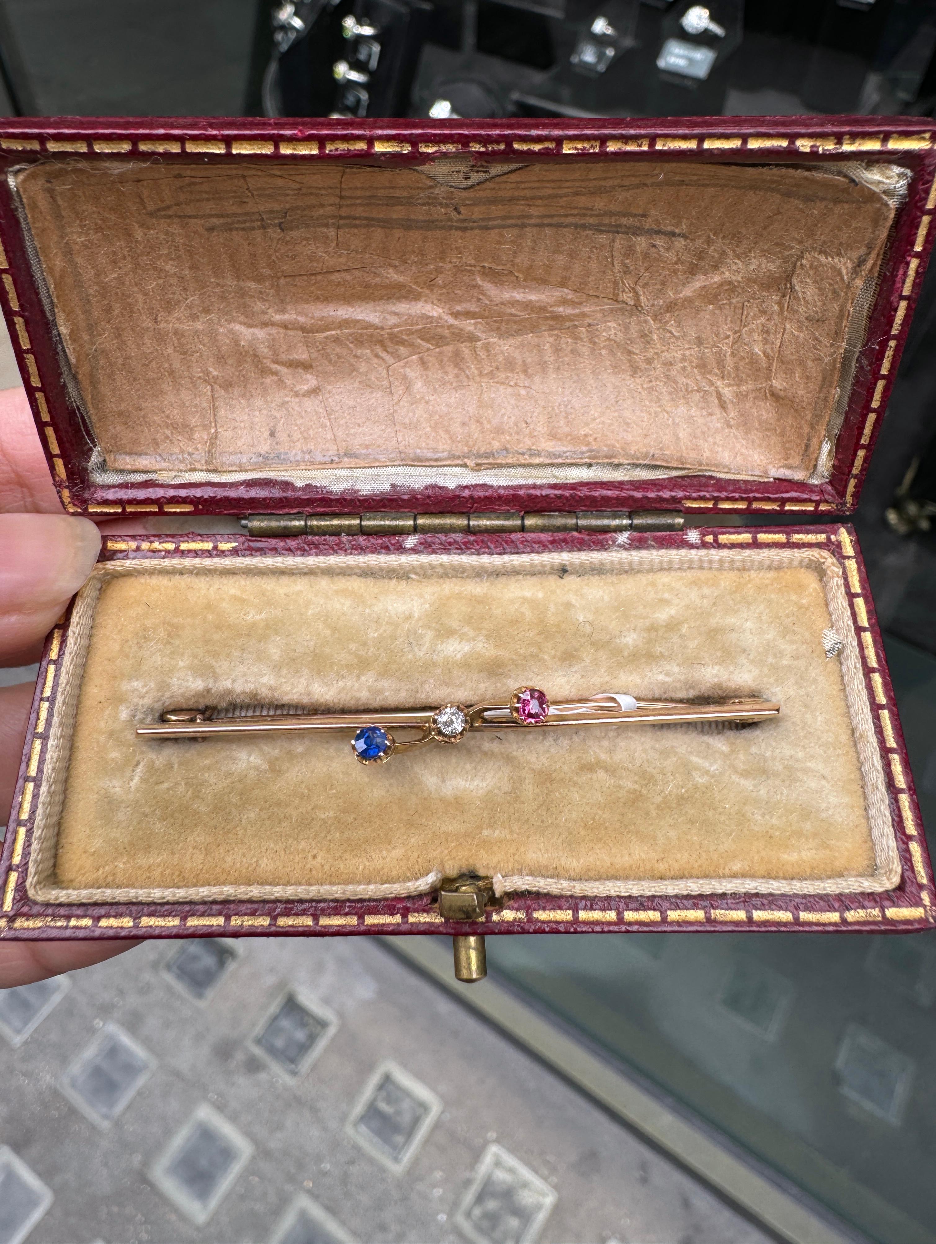 Women's or Men's Antique Diamond, Sapphire & Ruby 9 Carat Rose Gold Bar Brooch, c.1910 For Sale