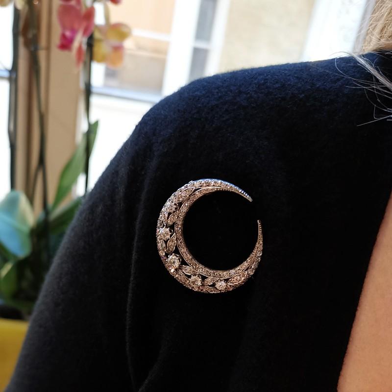 Antica spilla a mezzaluna di diamanti, con diamanti taglio antico incastonati, per un peso totale stimato di 4,50 carati, in un design a tre file, con una fila interna e una fila esterna, incastonate con diamanti taglio antico graduali, che si