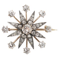 Antiguo broche de diamantes, plata y oro con forma de estrella de ocho rayos, circa 1900