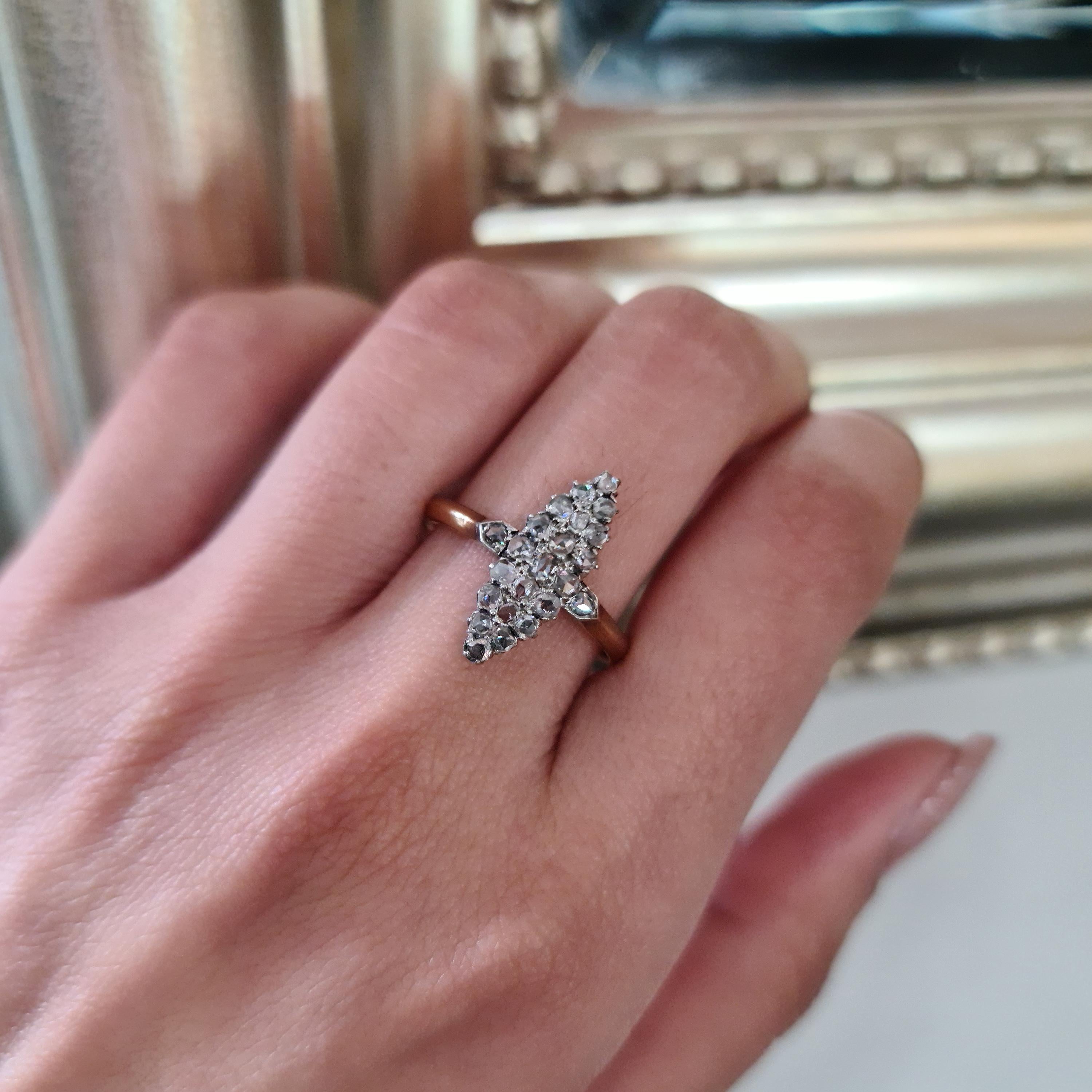 Antico anello di diamanti a forma di navette, con pavé di 23 diamanti taglio rosa, per un peso totale stimato di 0,45 carati, con galleria a corona e spalle incastonate di diamanti, montato in argento, con galleria e gambo in oro, numerato 124/2,
