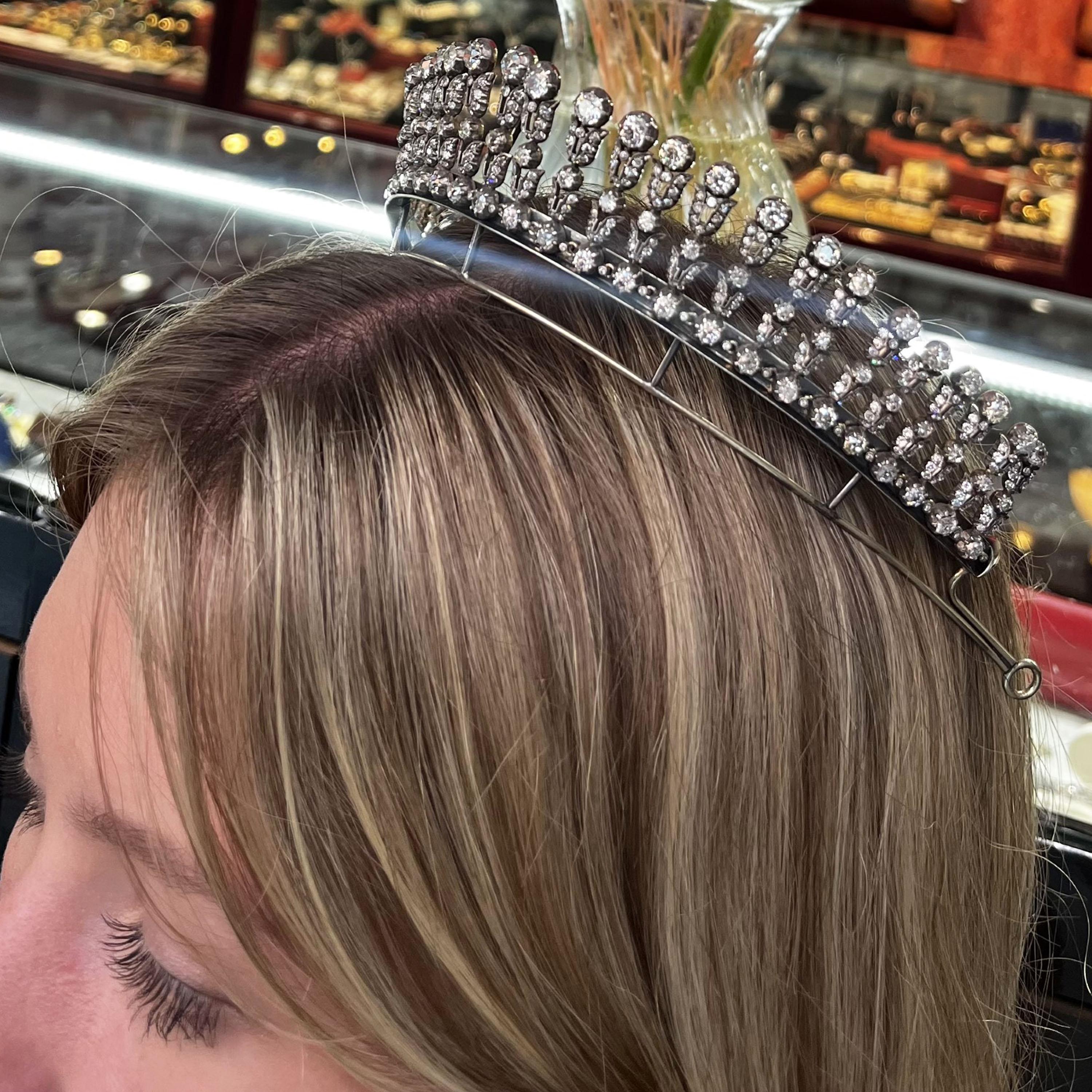 Eine antike Diamant- und Silber-auf-Gold-Tiara-Halskette, besetzt mit Diamanten im Altschliff, in einem Fransendesign aus wiederholten runden Diamanten auf Tulpenmustern, in Cut-Down-, Rub-Over- und Körnerfassungen, mit schweren Milligrain-Rändern,