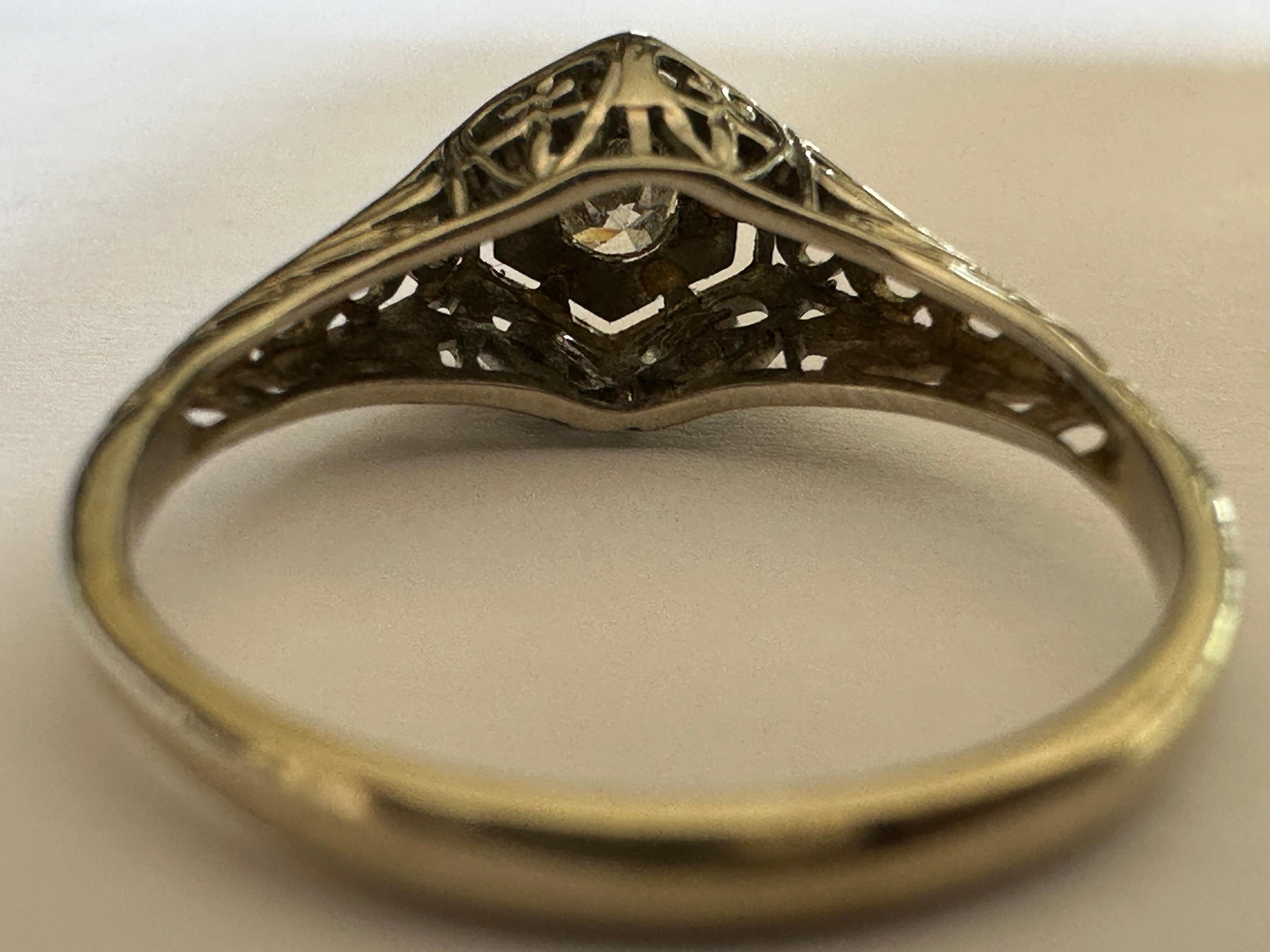 Antiker Diamant-Verlobungsring mit Solitär und filigranem Diamant  (Alteuropäischer Schliff) im Angebot