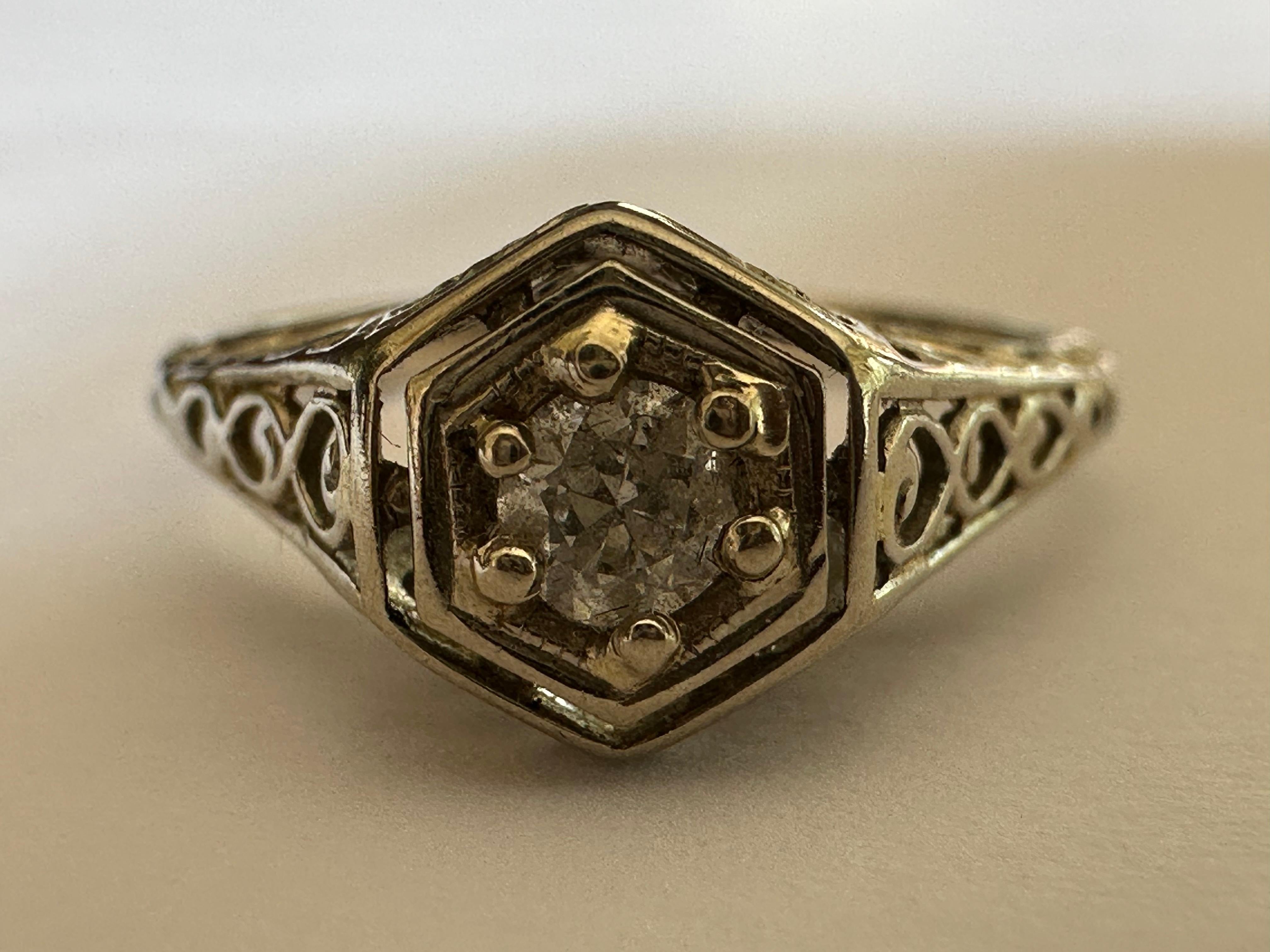 Antiker Diamant-Verlobungsring mit Solitär und filigranem Diamant  im Angebot 1
