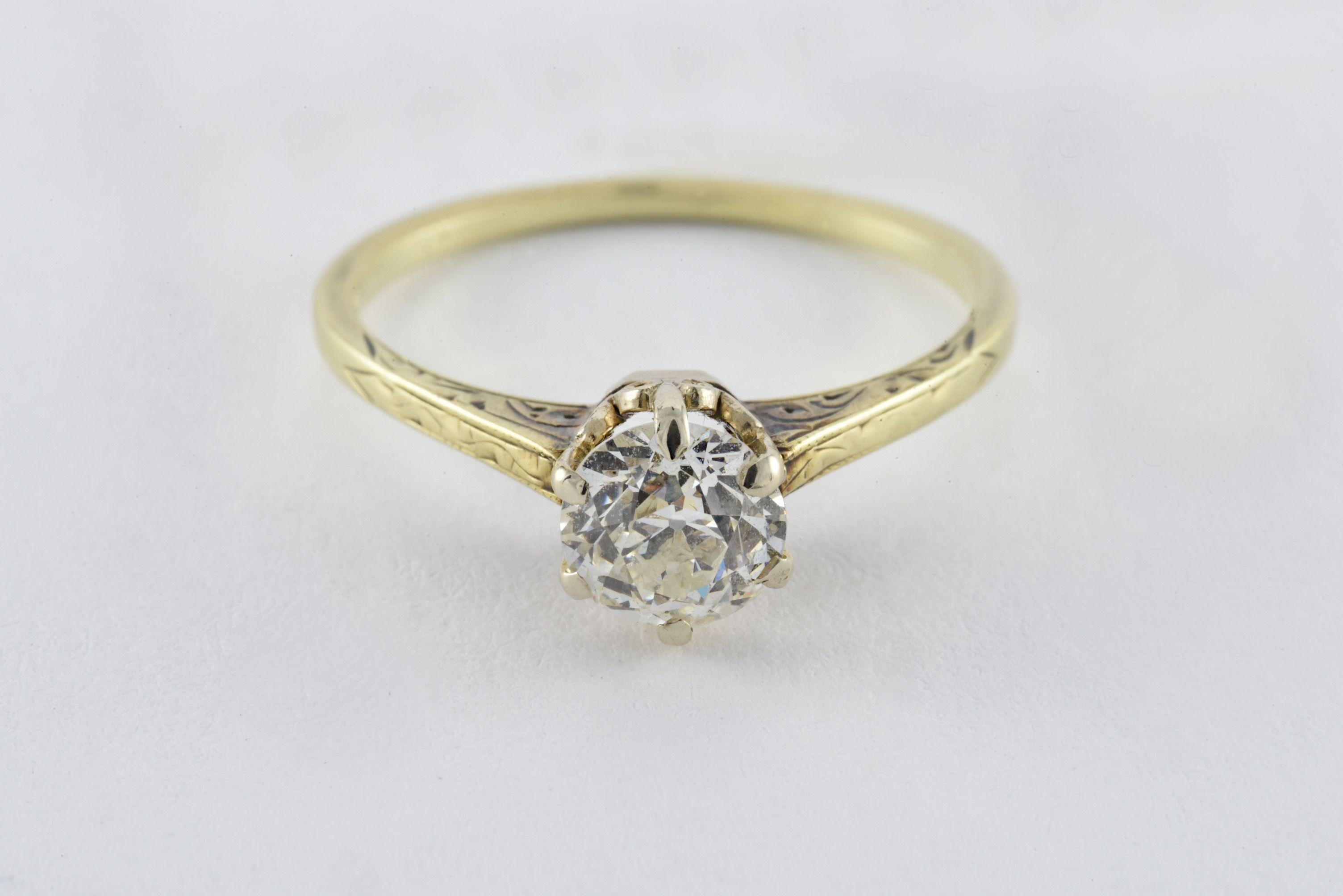 Cette bague classique en diamant solitaire ancien présente un diamant de taille Vieille Europe d'environ 0,96 carat, de couleur I, de pureté SI1, de 6,18 x 6,29 x 3,91 mm, serti dans une délicate couronne à six griffes sur un bracelet en or jaune 14