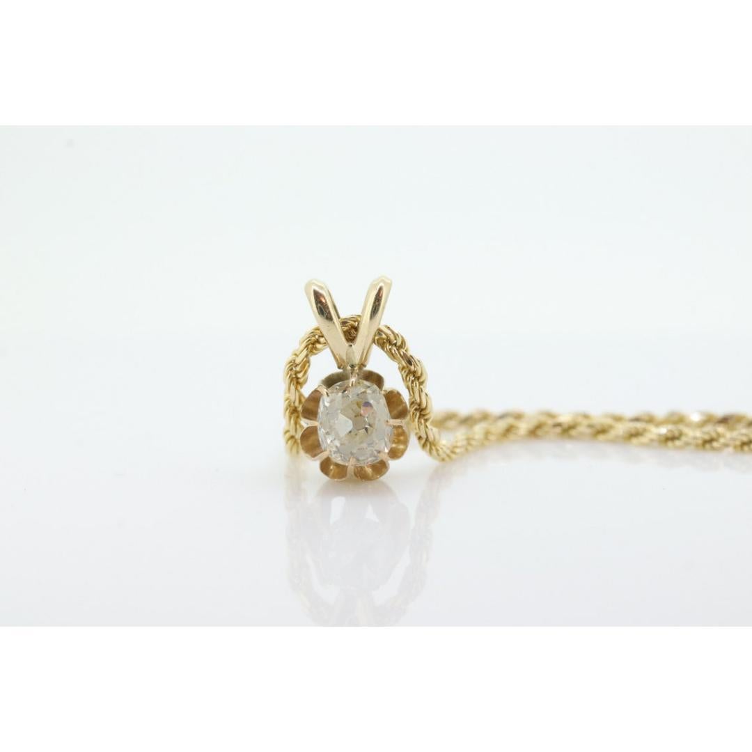 Vintage des années 1910
MATERIAL : Or, Pierre
Pierre précieuse : Diamant

Style : Art nouveau

Un ajout étonnant à votre collection.

Pendentif antique. Diamant solitaire serti dans une monture bouton d'or.

Le diamant est un pendentif de taille