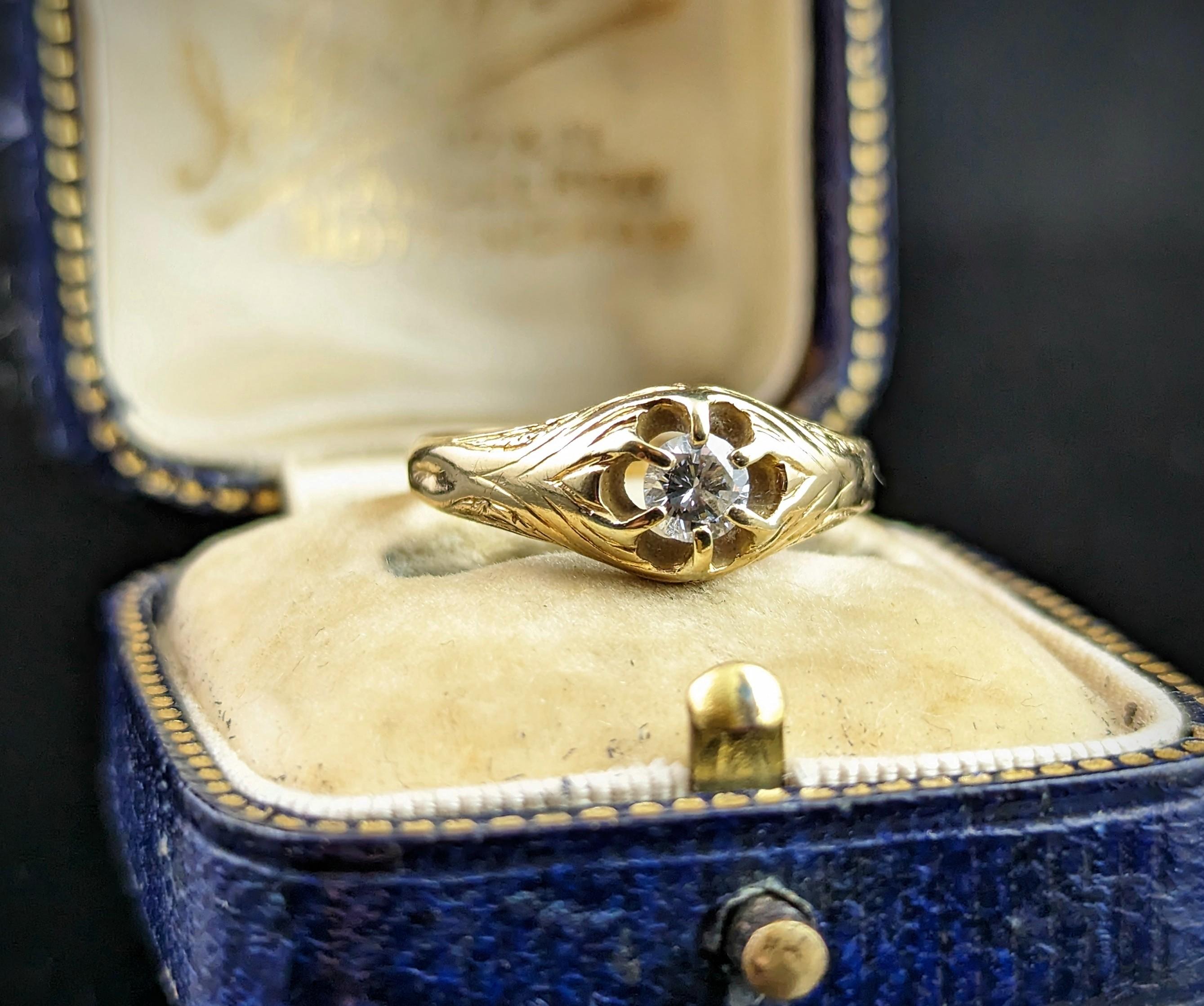 Dieser schöne antike Solitärring aus 18 Karat Gold glänzt wirklich.

Ein hübsches Stück, eingefasst in reichhaltiges 18-karätiges Gelbgold mit kunstvoll gravierten, klobigen Schultern. Auf der Vorderseite befindet sich ein funkelnder weißer Diamant