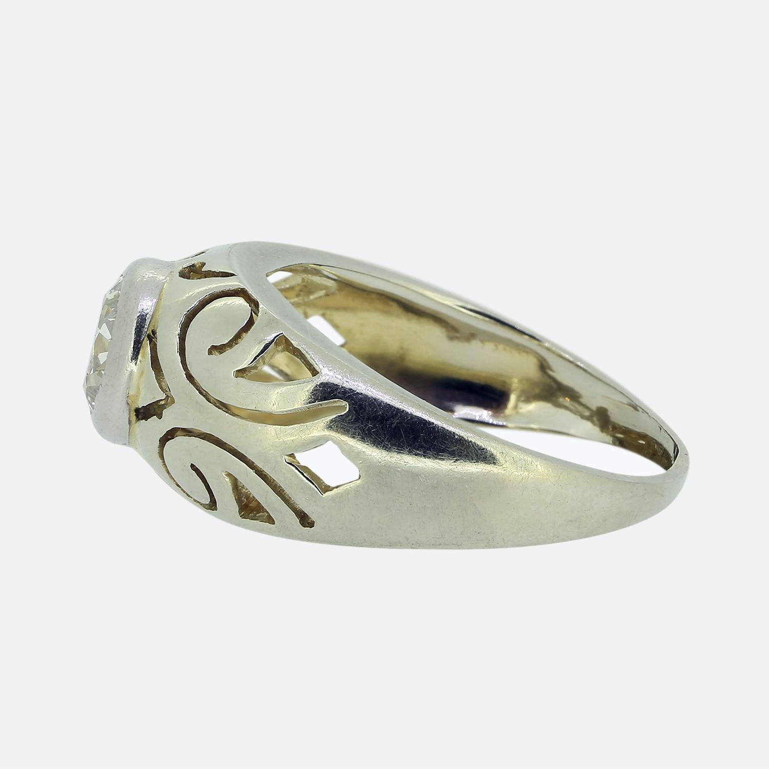 Cette bague solitaire remarquable est ornée d'un diamant central rond à facettes de taille européenne ancienne. Le diamant, de teinte blanche, est solidement serti sur un support largement ouvert, ce qui permet à ses facettes de capter