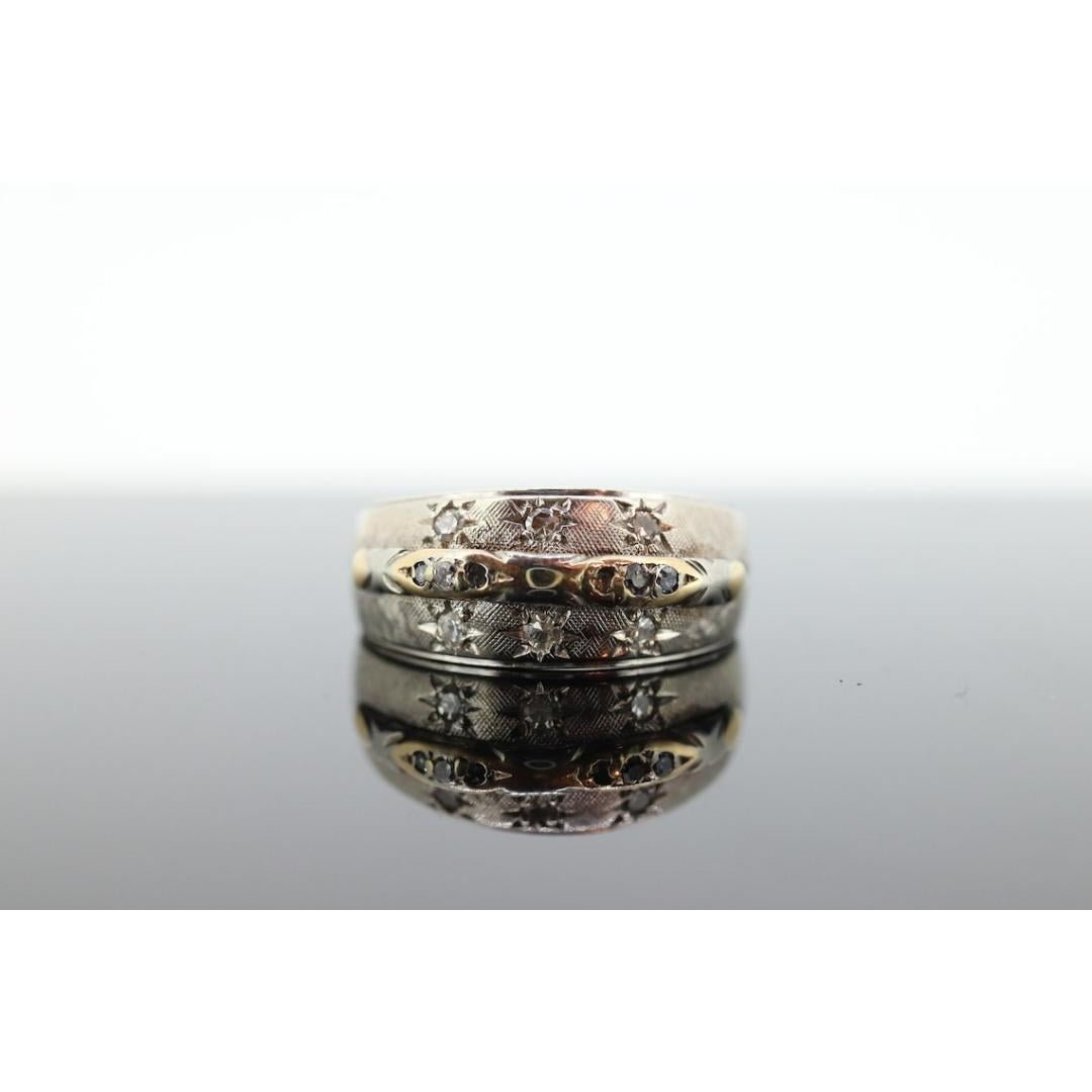 Vintage By aus den 1940er Jahren
Größe: 7 1/2 US
MATERIALIEN: Gold
Edelstein: Diamant
Edelsteinfarbe: Farblos
Stil: Minimalistisch

Über diesen Artikel

Antiker Ring/Band.

Breite 14k Gelb- und Weißgold Band. Diamanten in Stern- oder Gypsy-Fassung