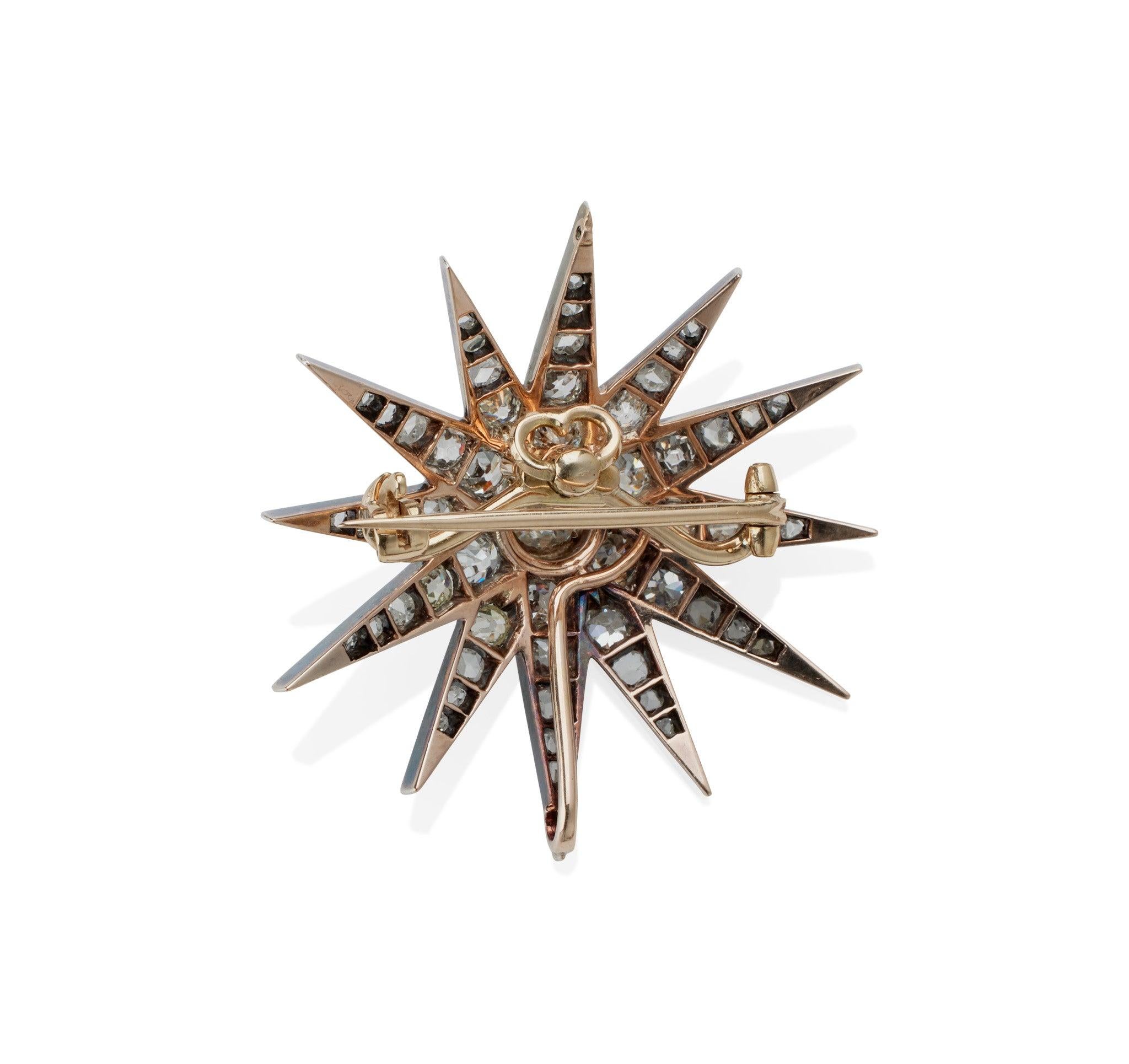 Este broche de estrella de finales de la época victoriana, que data de 1885-1890, está engastado con diamantes talla mina antigua y talla rosa. Tiene forma de estrella con doce brazos engastados con diamantes talla cojín y cojín alargado, talla rosa