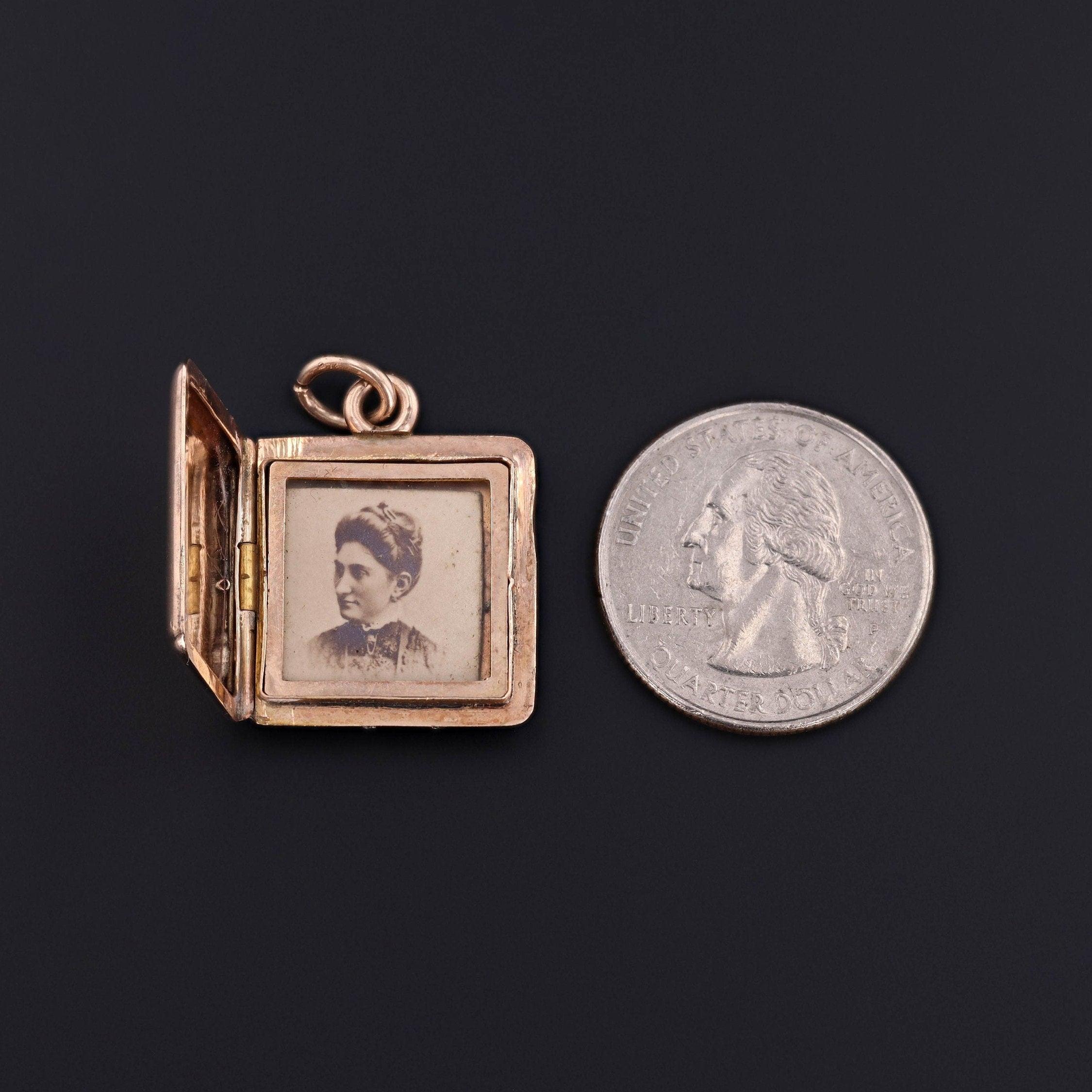 I medaglioni sono perfetti per portare con sé le foto dei propri cari o altri ricordi preziosi che ti stanno a cuore. 

Questa antica borsetta in oro 10k (circa 1890-1910) presenta una stella di diamanti e due file di accenti floreali verdi e