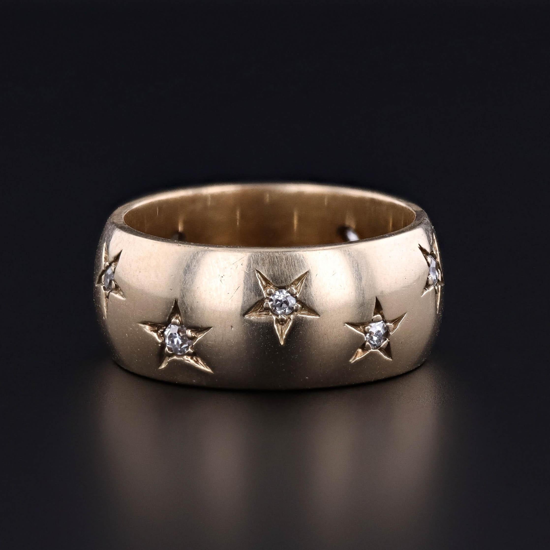 Anello con stella di diamante in oro 14k

Questo anello in oro 14k, realizzato intorno al 1910, presenta diamanti taglio old mine e old single cut incastonati in una montatura a stella incisa, incastonata in oro massiccio 14k. Con il suo design a