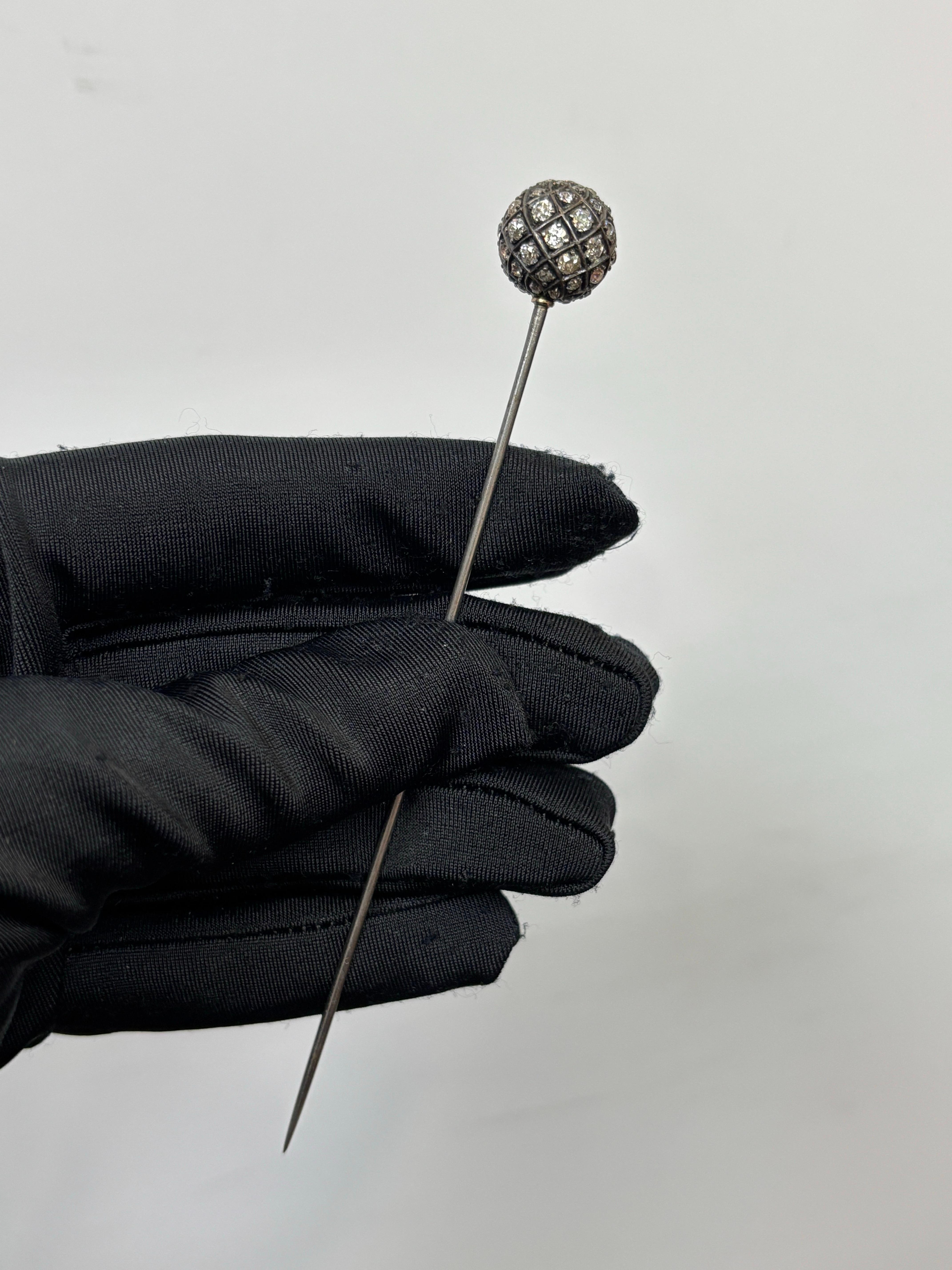 Spilla a bastone con diamante antico

Una spilla a bastoncino con una sfera in cima ornata di diamanti. 

Lunghezza approssimativa: 4.75 pollici
Peso approssimativo: 6,6 grammi
Tipo di metallo: Argento