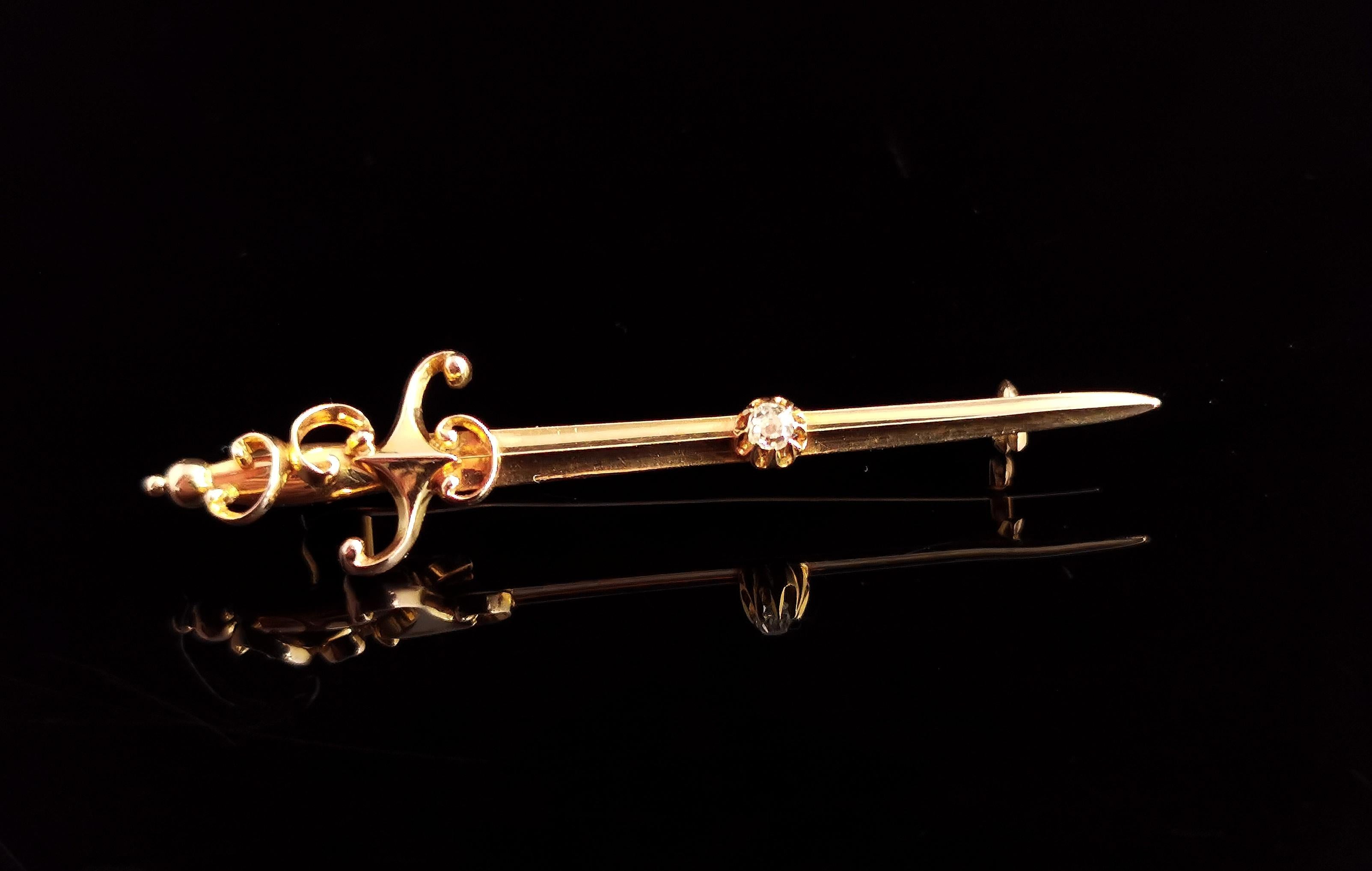 Une magnifique broche d'épée en or jaune de 9kt avec des diamants.

Une pièce magnifiquement conçue avec la plus grande attention aux détails, bien travaillée de la poignée à volutes à la lame striée.

Elle est fabriquée en or jaune 9 carats et est