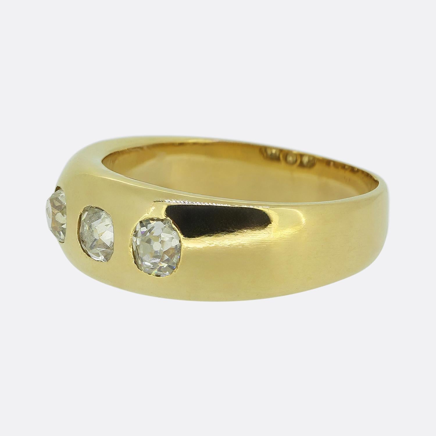 Hier haben wir einen klassisch gestylten antiken Diamant-Zigeuner-Ring. Das aus warmem 18-karätigem Gelbgold gefertigte Schmuckstück präsentiert ein Trio aus runden, facettierten Diamanten im Altminenschliff, die in einer einzigen Linie auf der