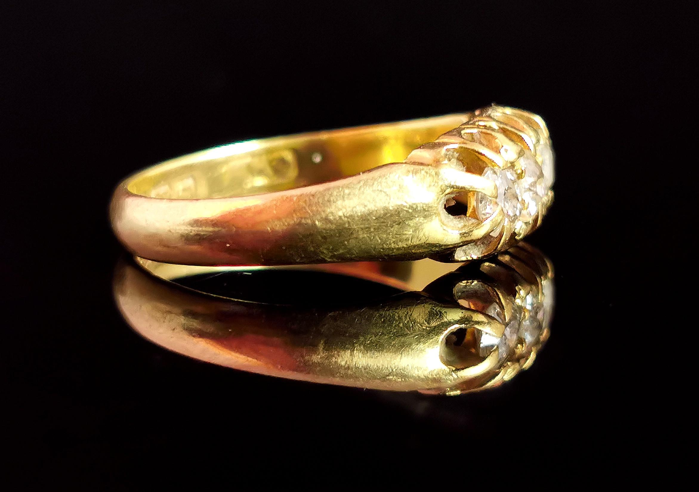 Bague ancienne à trois pierres en or jaune 18 carats et diamants, style édouardien  en vente 5