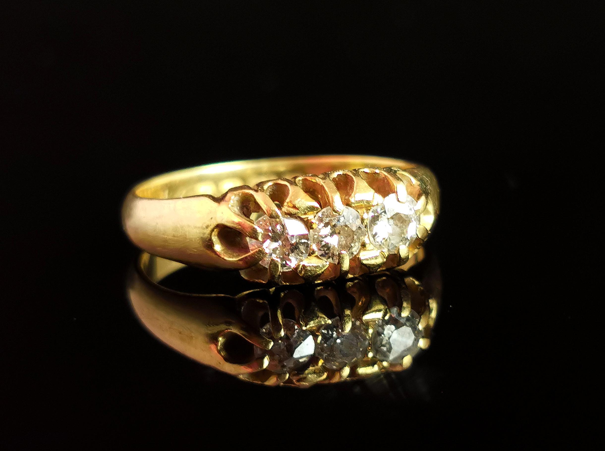 Antique Diamond three stone ring, 18k yellow gold, Edwardian  In Good Condition For Sale In NEWARK, GB
