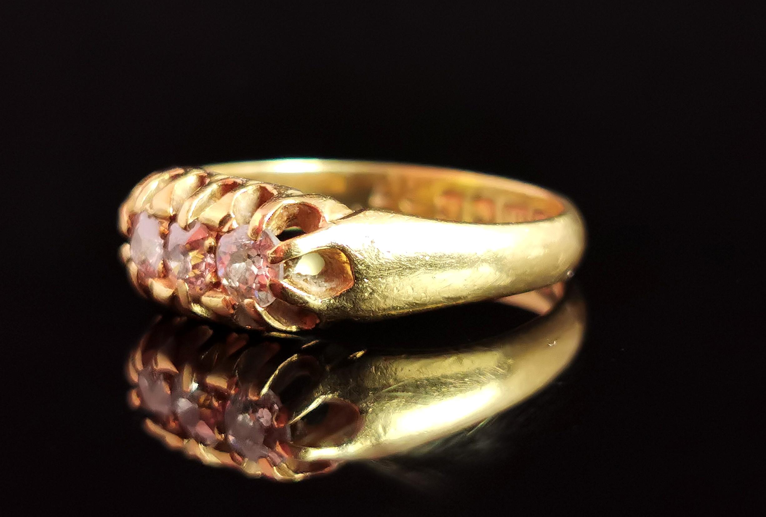 Bague ancienne à trois pierres en or jaune 18 carats et diamants, style édouardien  Bon état - En vente à NEWARK, GB