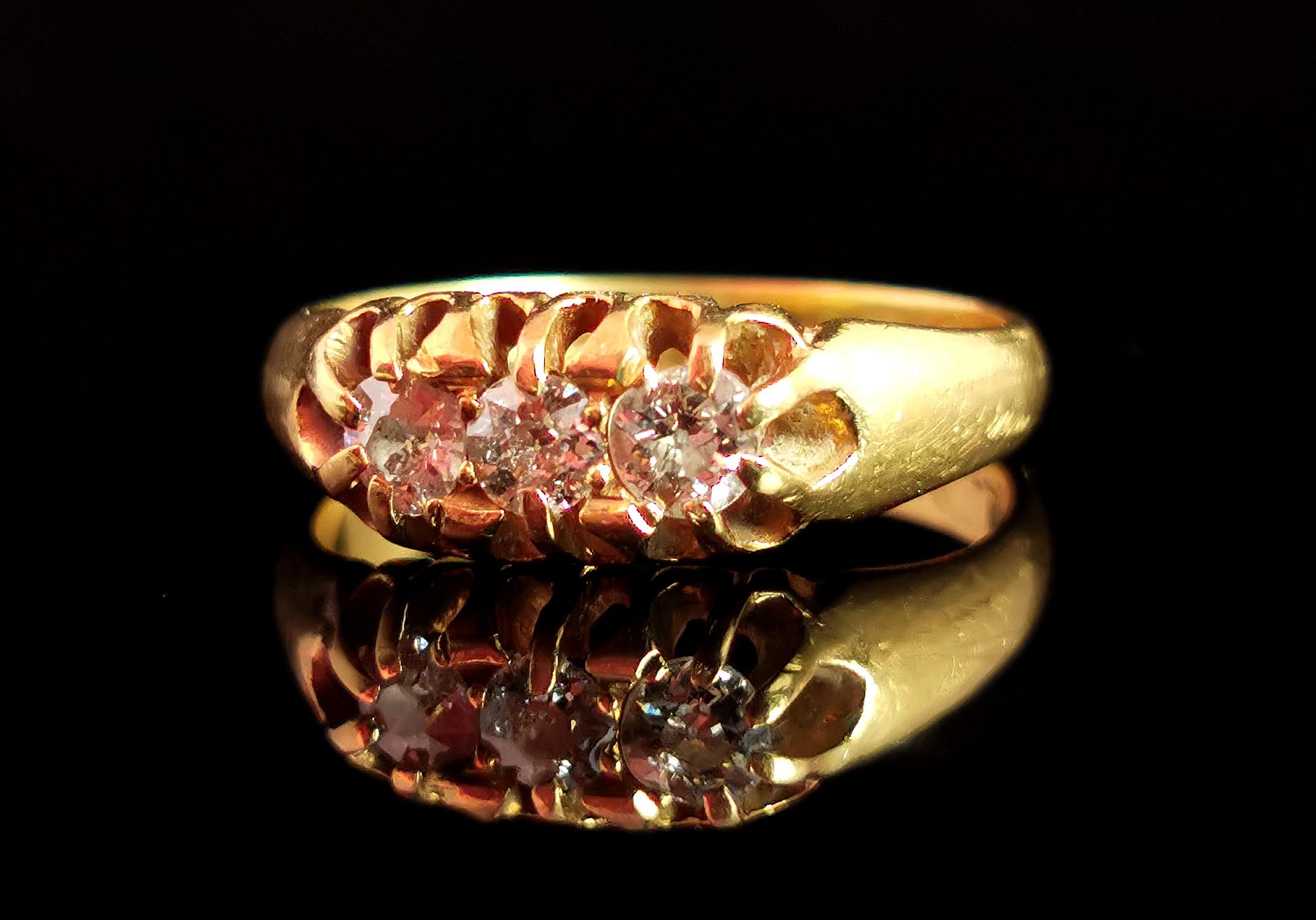 Bague ancienne à trois pierres en or jaune 18 carats et diamants, style édouardien  en vente 1
