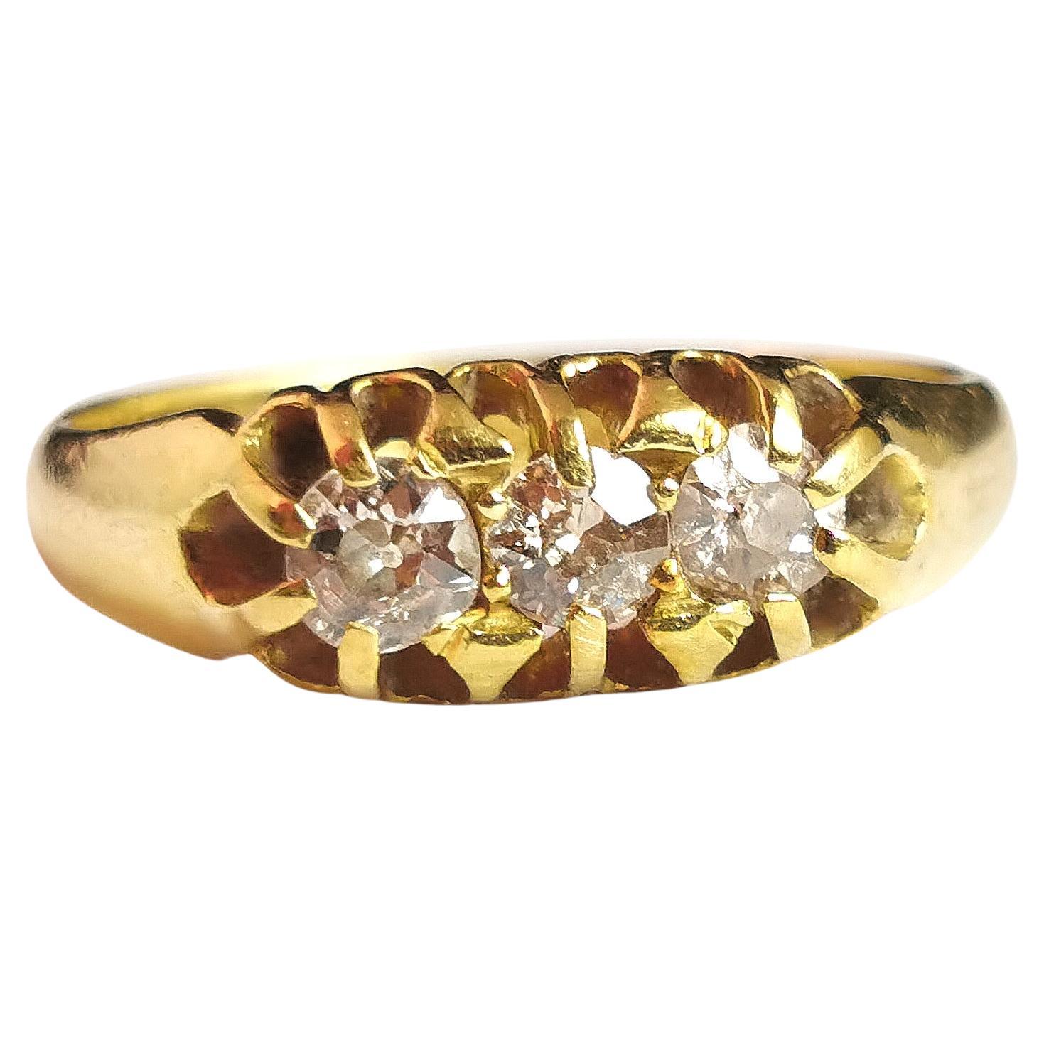Bague ancienne à trois pierres en or jaune 18 carats et diamants, style édouardien  en vente