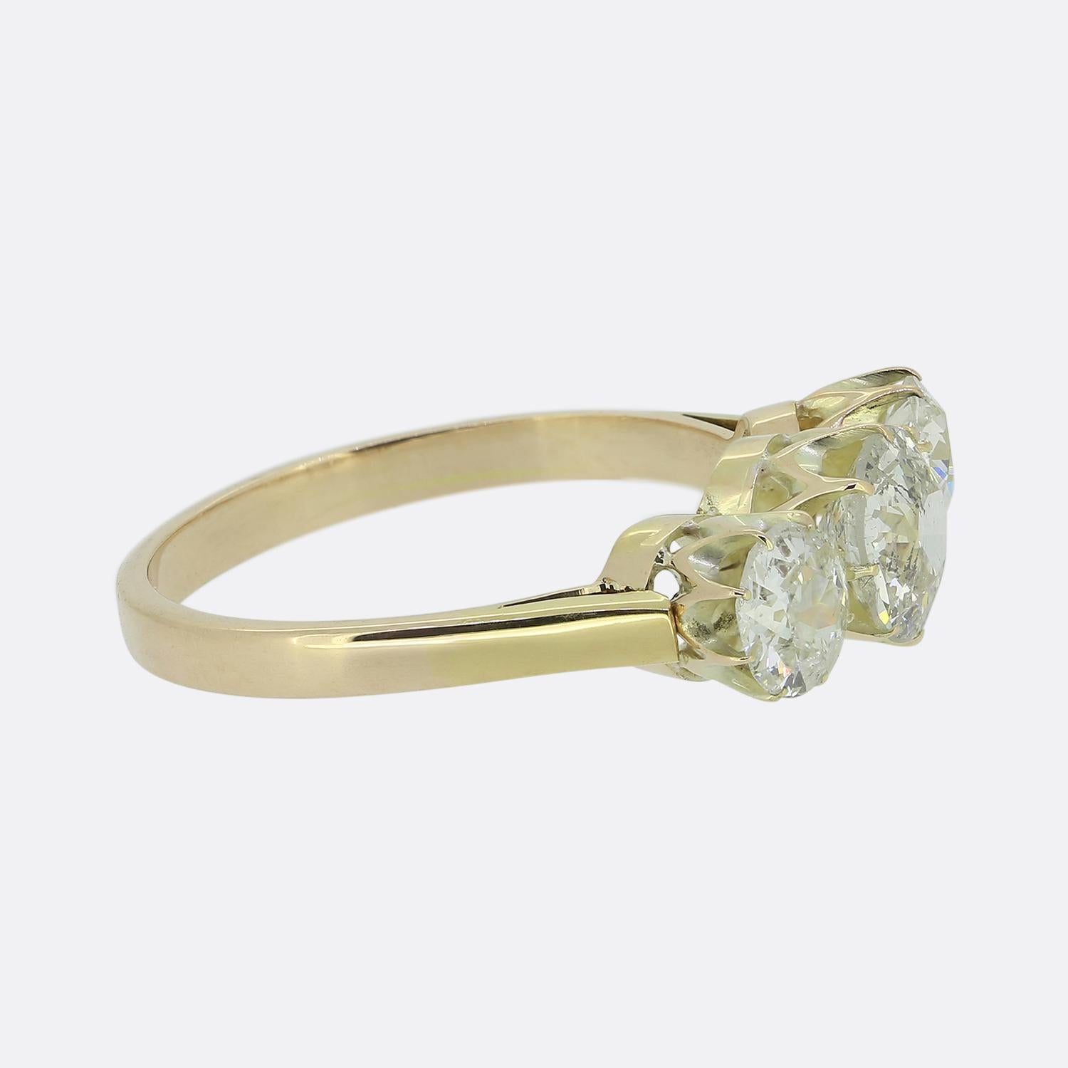 Taille vieille Europe Bague ancienne à trois pierres en vente