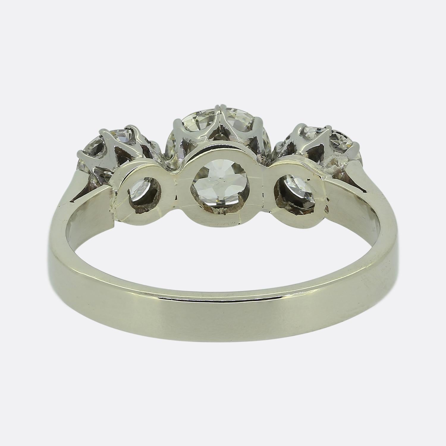 Bague ancienne à trois pierres Bon état - En vente à London, GB