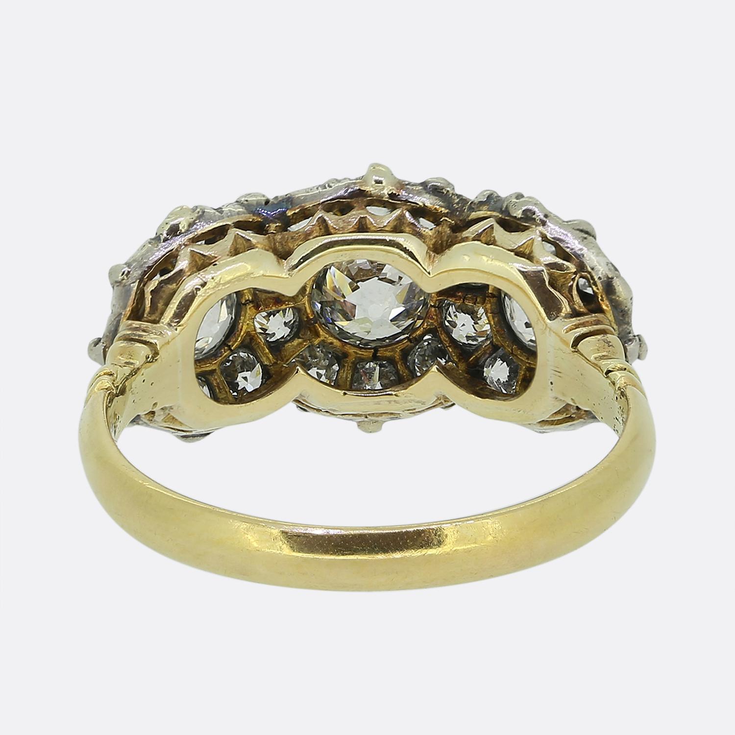 Taglio vecchia miniera Anello antico con triplo diamante a grappolo in vendita