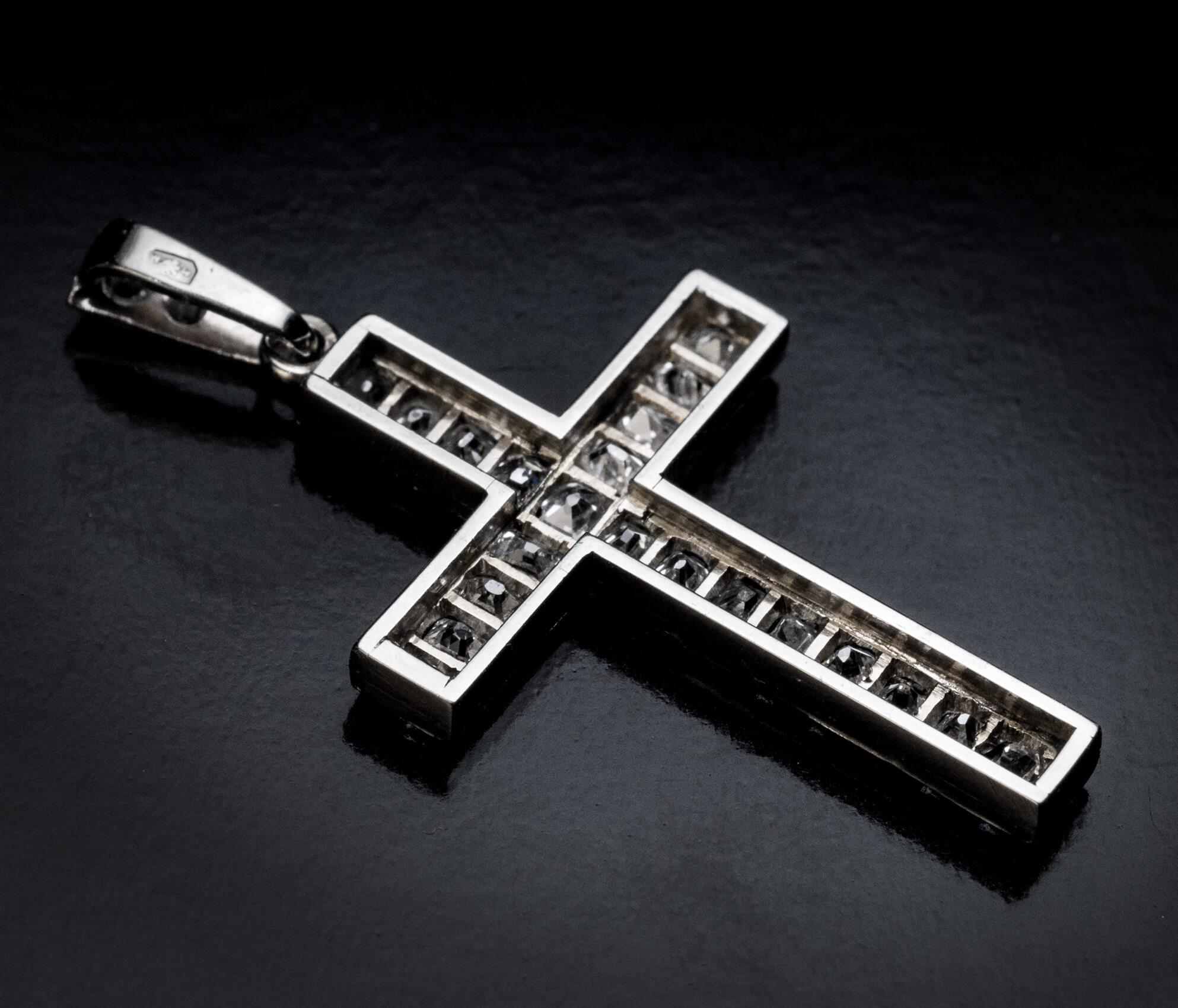 Ciondolo a croce in oro bianco con diamante antico In condizioni ottime a Chicago, IL