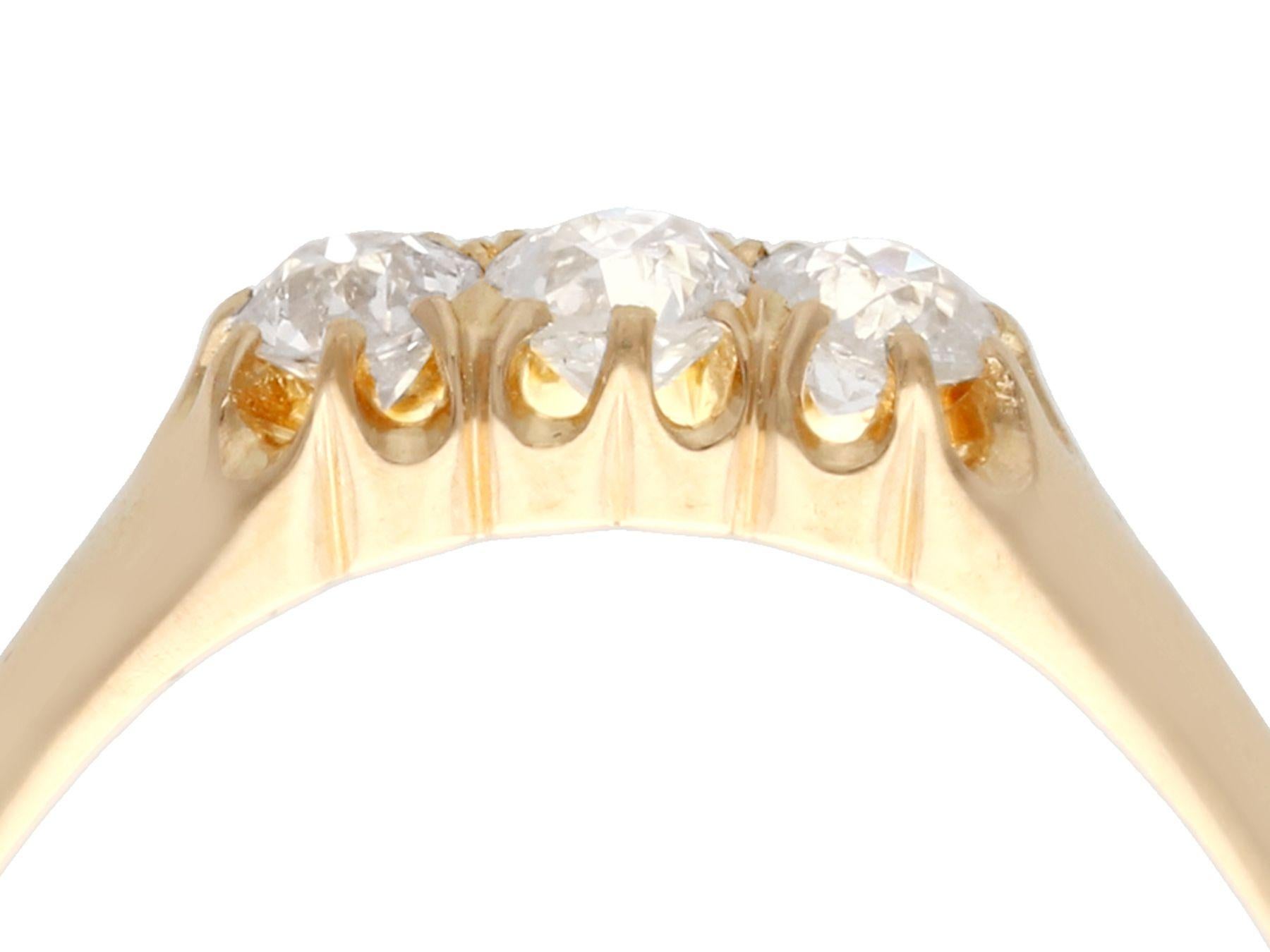 Eine feine und beeindruckende antike schwedische 0,55 Karat Diamant, 18 Karat Gelbgold Trilogie Ring; Teil unserer antiken Schmuck und Estate Jewelry Sammlungen.

Dieser beeindruckende antike schwedische Trilogie-Ring ist aus 18 Karat Gelbgold
