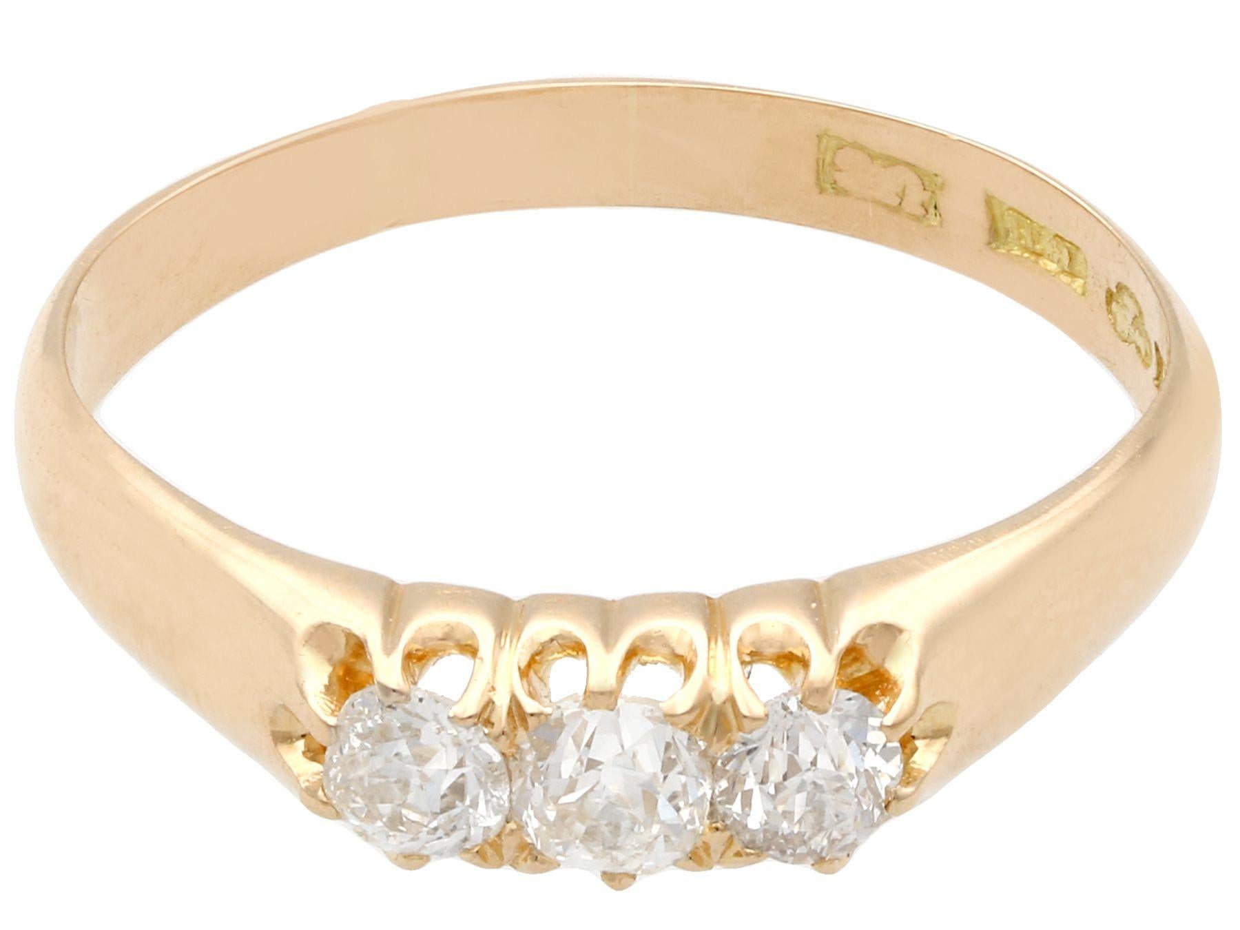Antiker 1898 Diamant-Dreisteiniger Ring aus Gelbgold (Rundschliff) im Angebot